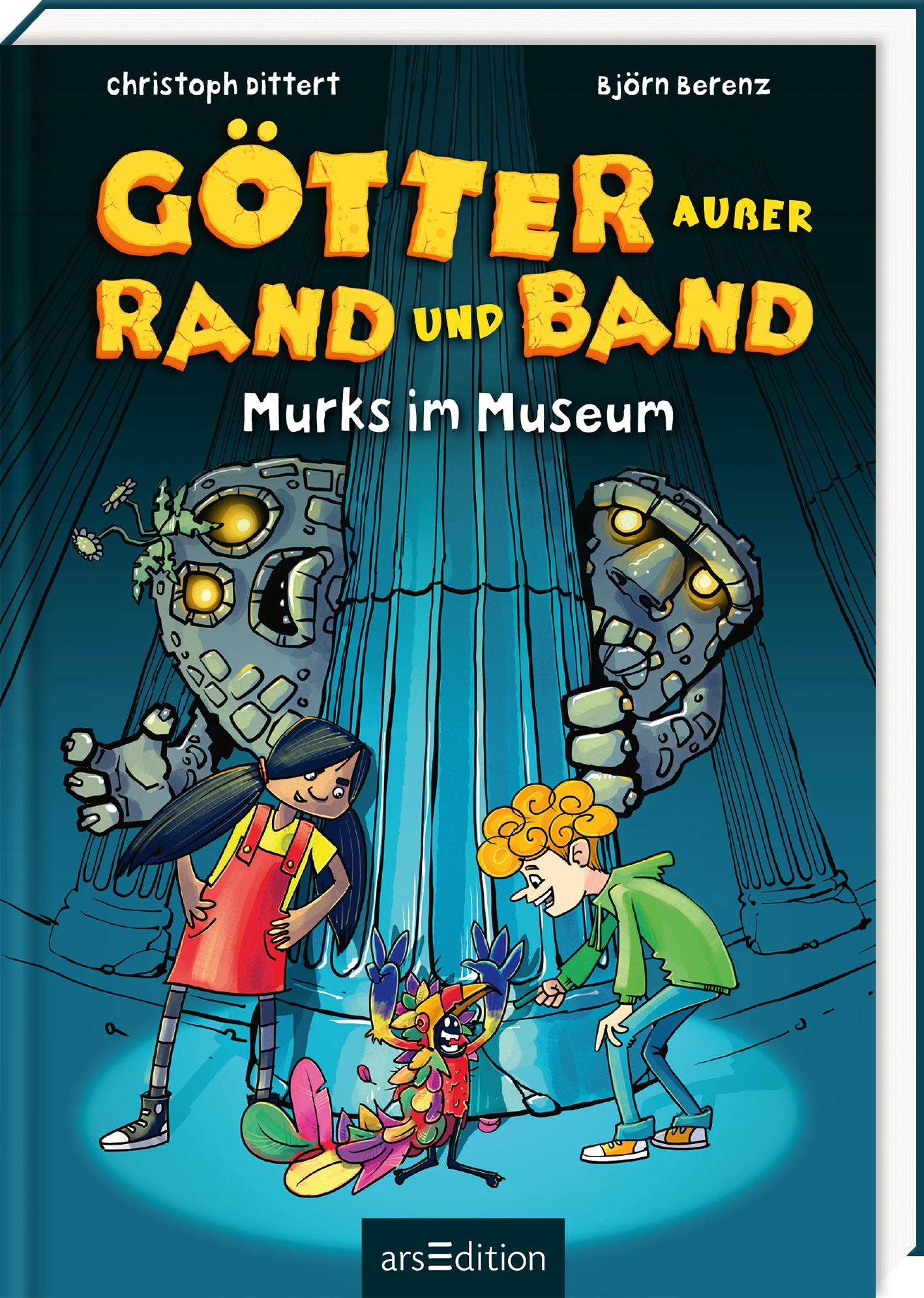 Das Buchcover zeigt drei fröhliche Kinder, die vor einer beeindruckenden Säulenarchitektur stehen. Links ist ein Junge mit einem roten Shirt und einem blauen Rucksack zu sehen, während ein Mädchen in einem bunten Outfit und einem bezaubernden Vogel daneben steht. Rechts ist ein weiterer Junge mit gelocktem, orangefarbenem Haar abgebildet. Im Hintergrund sind mysteriöse, antike Skulpturen dargestellt. Der Titel „GÖTTER auBer RAND und BAND“ ist in auffälliger, gelber Schrift gestaltet,...