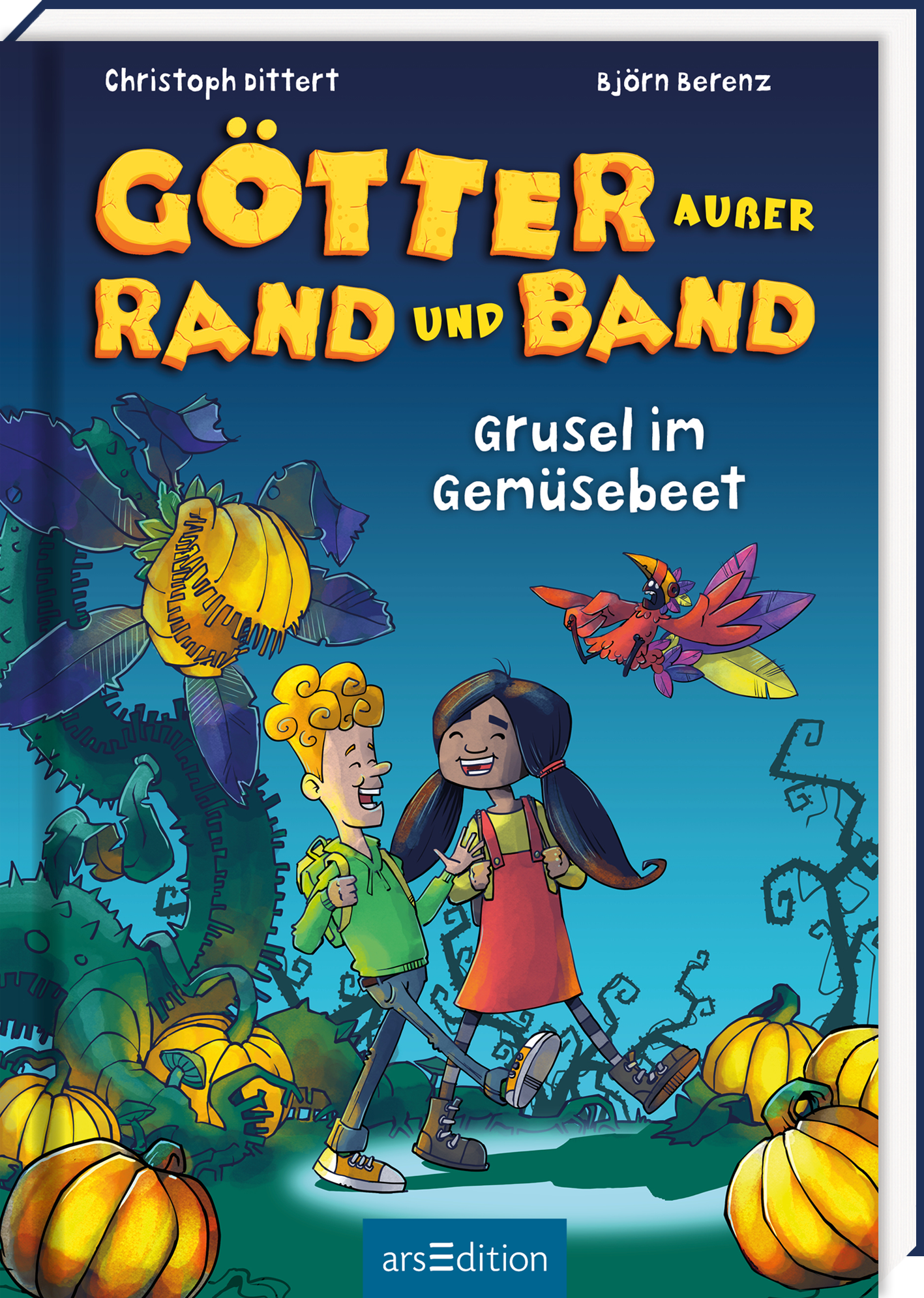 Das Buchcover zeigt den Titel „Götter außer Rand und Band“ in großen, leuchtenden, gelben Buchstaben, umgeben von grünlichen und lilafarbenen Pflanzen und orangefarbenen Kürbissen. Zwei fröhliche Kinder, ein Junge mit lockigem, blonden Haar und ein Mädchen mit langen, schwarzen Haaren, stehen mittig. Über ihnen schwebt ein kleines Wesen mit bunten Federn. Unter dem Titel steht der Zusatz „Grusel im Gemüsebeet“ in weißer Schrift. Das Cover vermittelt eine abenteuerliche und...