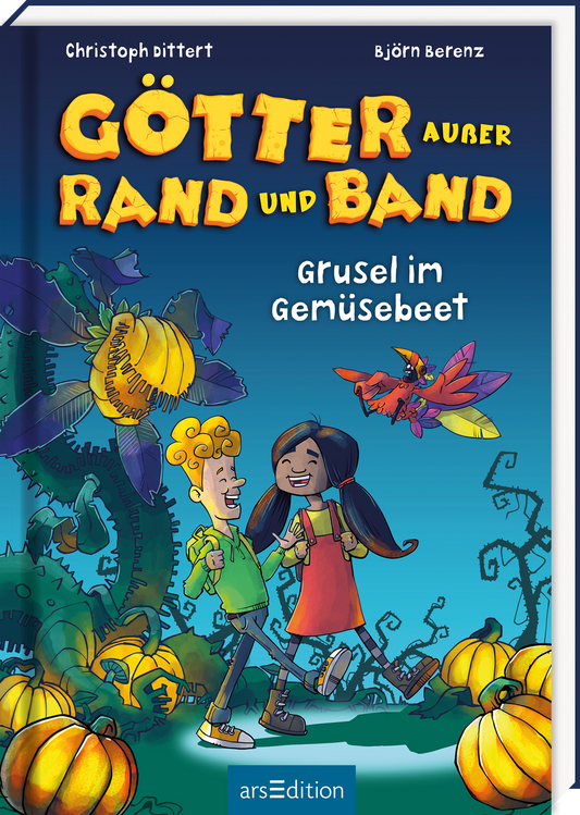 Das Buchcover zeigt den Titel „Götter außer Rand und Band“ in großen, leuchtenden, gelben Buchstaben, umgeben von grünlichen und lilafarbenen Pflanzen und orangefarbenen Kürbissen. Zwei fröhliche Kinder, ein Junge mit lockigem, blonden Haar und ein Mädchen mit langen, schwarzen Haaren, stehen mittig. Über ihnen schwebt ein kleines Wesen mit bunten Federn. Unter dem Titel steht der Zusatz „Grusel im Gemüsebeet“ in weißer Schrift. Das Cover vermittelt eine abenteuerliche und...