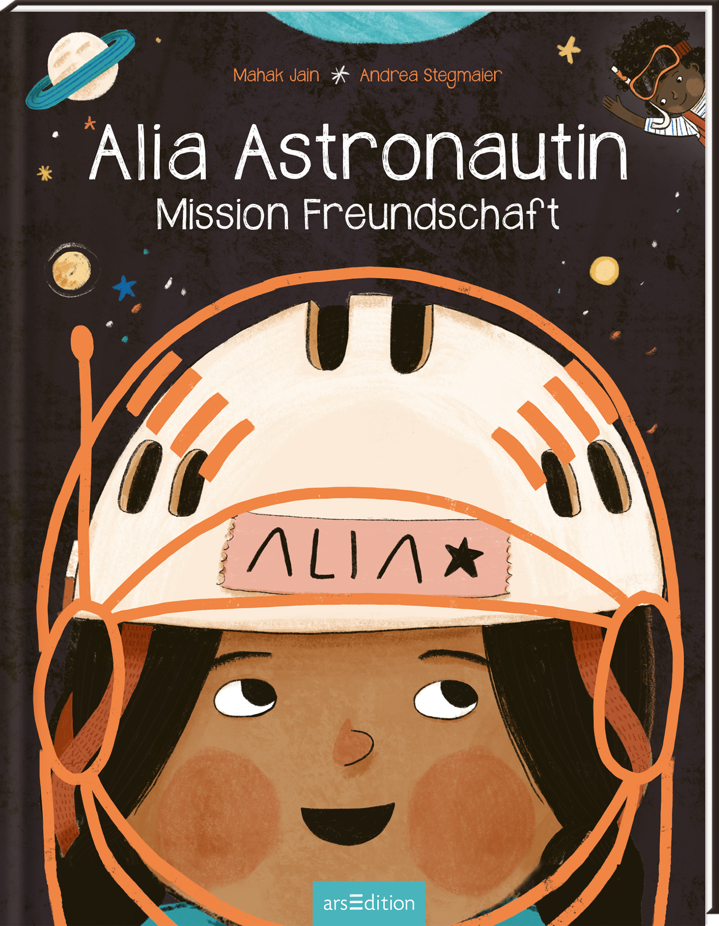 Auf dem Buchcover von „Alia Astronautin: Mission Freundschaft“ sieht man ein fröhliches Mädchen mit einem Astronautenhelm, das nach oben schaut. Der Helm hat eine markante „ALIAS“-Schrift und ist in sanften Farben gehalten. Der Hintergrund ist dunkel und voller Sterne sowie Planeten, was eine wunderbare Weltraumatmosphäre schafft. Oben stehen die Namen der Autorinnen, Mahak Jain und Andrea Stegmaier. In der oberen rechten Ecke befindet sich ein SPIEGEL-Bestseller-Button mit dem Text...