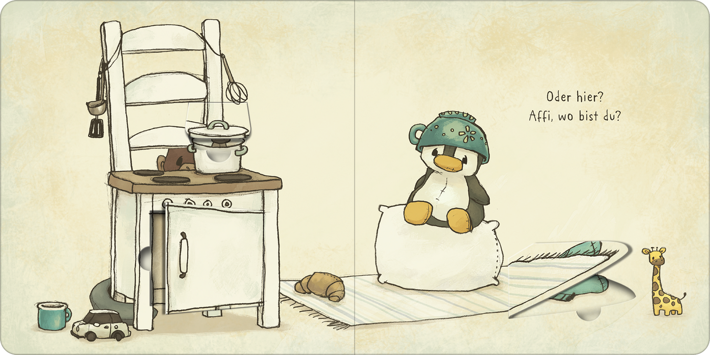 Gezeigt wird eine Innenansicht von „Wo ist mein Affi?“. Die Illustration zeigt eine liebevolle Spielsituation mit einem kleinen, schwarz-weißen Pinguin auf einem weißen Kissen. Ein Holzstuhl mit Kochtopf steht links im Bild, umgeben von verschiedenen Spielgegenständen. Die sanften, pastellfarbenen Töne schaffen eine warme, einladende Atmosphäre. Auf der rechten Seite steht in einer klaren, kindgerechten Schrift: „Oder hier? Affi, wo bist du?“