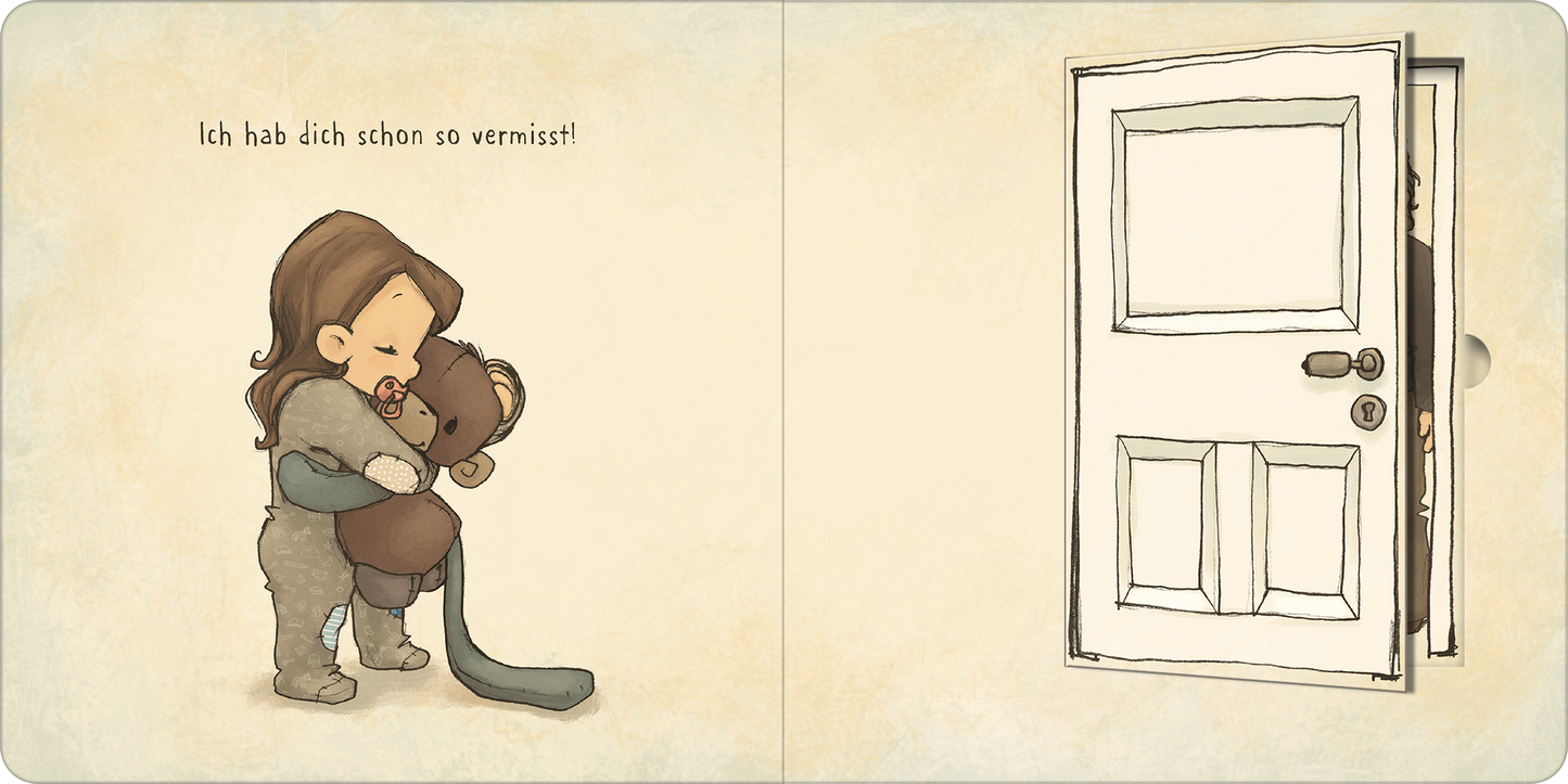 Gezeigt wird eine Innenansicht von „Wo ist mein Affi?“. Auf der linken Seite umarmt ein Kind mit langen braunen Haaren einen Teddybären, beide strahlen Freude aus. Über ihnen steht der Text „Ich hab dich schon so vermisst!“ in sanfter Schrift. Die rechte Seite zeigt eine geöffnete Tür mit klaren Linien, durch die eine Person schemenhaft zu sehen ist. Die Farbpalette ist warm und einladend, mit sanften Beige- und Brauntönen.