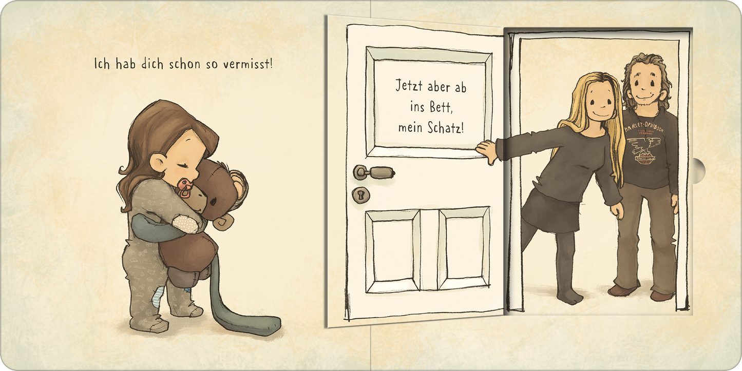 Gezeigt wird eine Innenansicht von „Wo ist mein Affi?“. Die Illustration zeigt ein kuscheliges, gemaltes Szenario in sanften Farben. Links umarmt ein Kind einen Affen, während auf der rechten Seite eine offene Tür zu sehen ist. Über der Tür steht in klarer, handschriftlicher Typografie „Jetzt aber ab ins Bett, mein Schatz!“. Die Charaktere tragen einfache, alltägliche Kleidung und strahlen eine freundliche, warme Atmosphäre aus.