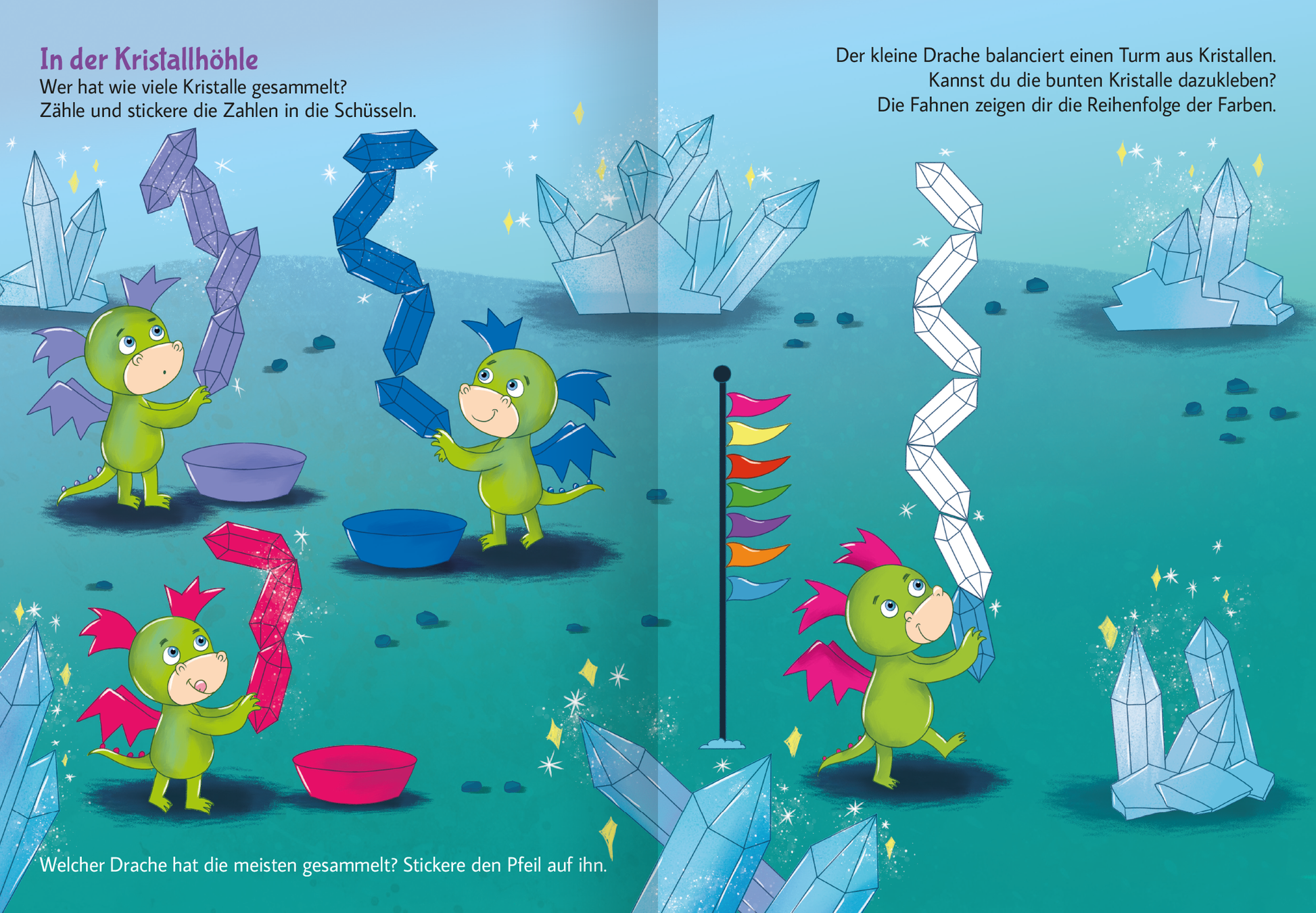 Gezeigt wird eine Innen- oder Zusatzansicht von „Stickern und Rätseln – Drachen“. Auf der Doppelseite sind drei niedliche, grüne Drachen abgebildet, die mit bunten Kristallen spielen. Die Drachen haben lila und blaue Flügel und balancieren unterschiedlich lange Kristalltürme. Im Hintergrund sind große, glitzernde Kristalle in verschiedenen Blau- und Grüntönen. Über der Szene stehen Fragen in freundlicher, bunter Typografie, die zur Interaktion anregen. Ein Fähnchen mit...