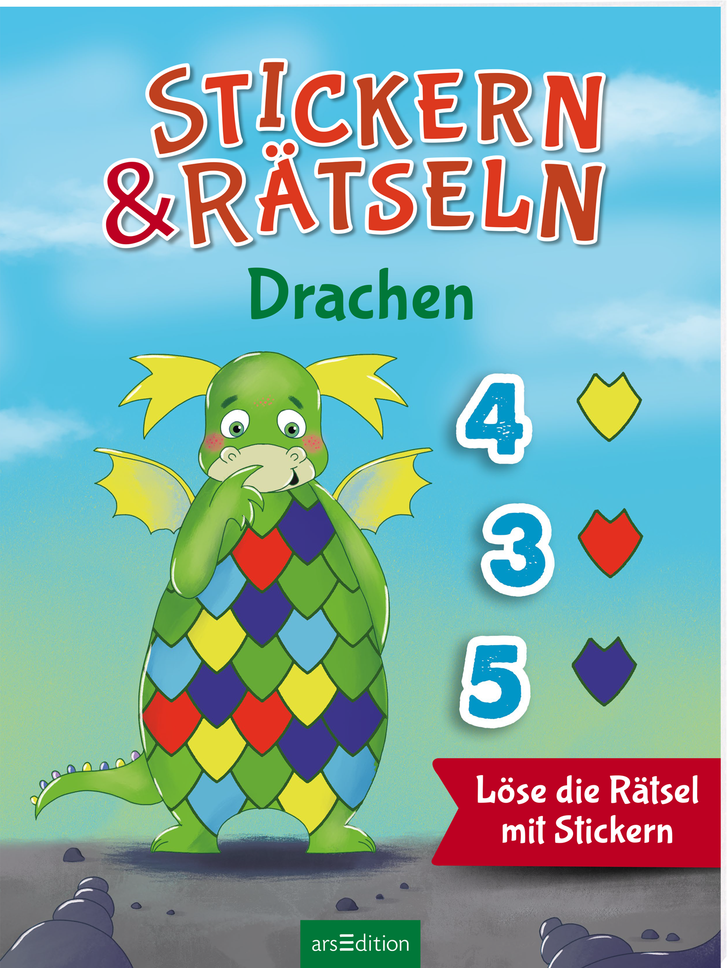 Auf dem Buchcover „STICKERN & RÄTSELN – Drachen“ ist ein fröhlicher, grüner Drache mit gelben Ohren und einer bunten, schuppenförmigen Kleidung zu sehen. Der Drache hält nachdenklich eine Hand vor den Mund. Im Hintergrund erstreckt sich ein klarer, blauer Himmel. Über dem Drachen steht der Titel in roten, kräftigen Buchstaben. Auf der rechten Seite sind die Zahlen 4, 3 und 5 in bunten, einfachen Formen abgebildet. Ganz unten mittig steht der Logoschriftzug von arsEdition.