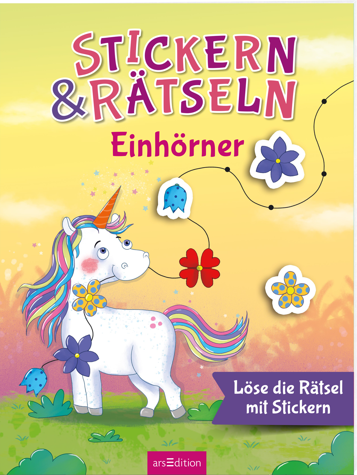 Auf dem Cover des Buches „Stickern & Rätseln: Einhörner“ ist ein niedliches, weißes Einhorn mit einer bunten Mähne abgebildet, das auf einem grünen Hügel steht. Der Hintergrund ist gelb-orange und vermittelt eine fröhliche Atmosphäre. Über dem Einhorn steht in großen, bunten Buchstaben der Titel „STICKERN & RÄTSELN“. Darunter befindet sich der Satz „Löse die Rätsel mit Stickern“. Ganz unten mittig steht der Logoschriftzug von arsEdition.