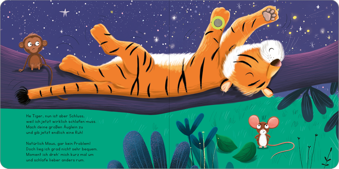 Gezeigt wird eine Innen- oder Zusatzansicht von „Tiger, jetzt ist aber Schlafenszeit!“. Die Illustration zeigt einen schlafenden Tiger in lebhaften Farben, mit orangefarbigen und schwarzen Streifen. Um ihn herum ist eine nächtliche Kulisse mit funkelnden Sternen und einem dunklen Himmel. Ein kleiner Affe und eine Maus beobachten ihn. Die typografische Gestaltung ist Kindgerecht, mit farbenfrohen Buchstaben, die den spielerischen Charakter der Geschichte unterstreichen.