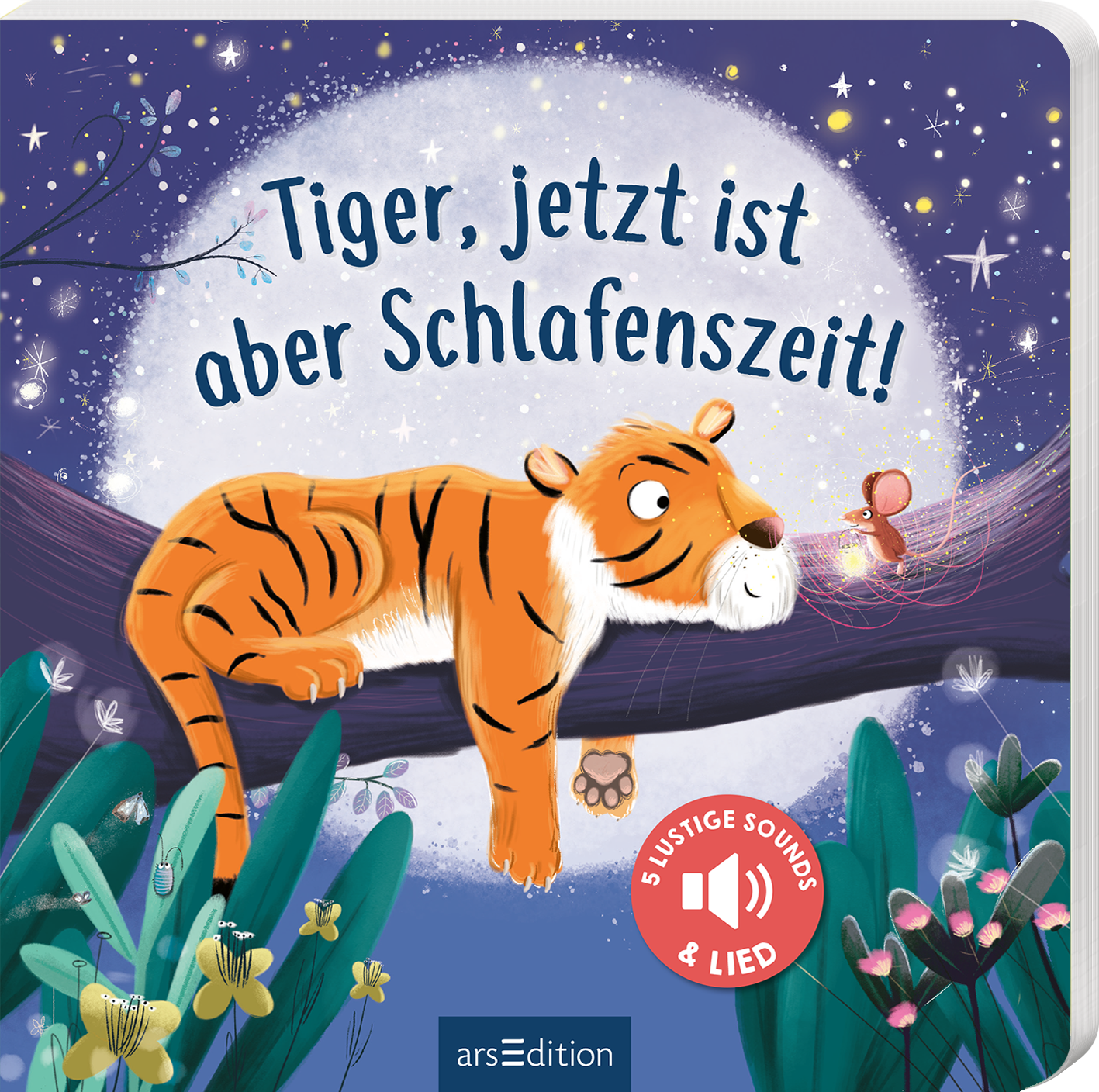 Auf dem Buchcover liegt ein entspannter Tiger mit orange-schwarz gestreiftem Fell auf einem Baumast. Um ihn herum leuchtet der Nachthimmel in sanften Blautönen, während eine große, helle Mondscheibe den Hintergrund prägt. Der Titel „Tiger, jetzt ist aber Schlafenszeit!“ ist in fröhlicher, blauer Schrift am oberen Rand platziert. Unten links befindet sich ein Button mit dem Text „5 lustige Sounds & Lied“. Ganz unten mittig steht der Logoschriftzug von arsEdition.