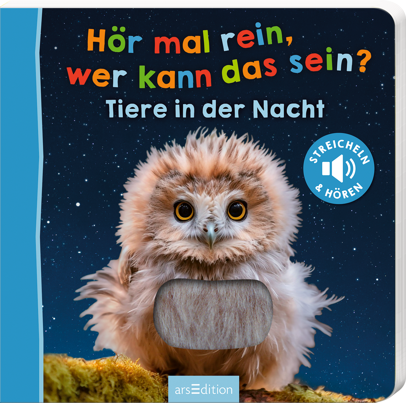 Das Buchcover zeigt ein süßes, flauschiges Eulenküken mit großen, leuchtenden Augen. Der Hintergrund ist in tiefem Blau gehalten und mit sternenähnlichen Punkten versehen, die eine nächtliche Atmosphäre erzeugen. Darüber schwebt der Titel „Hör mal rein, wer kann das sein?“ sowie der Untertitel „Tiere in der Nacht“ in bunten, verspielten Buchstaben. In der oberen rechten Ecke befindet sich ein blauer Button mit dem Text „STREICHELN & HÖREN“. Ganz unten mittig steht der...