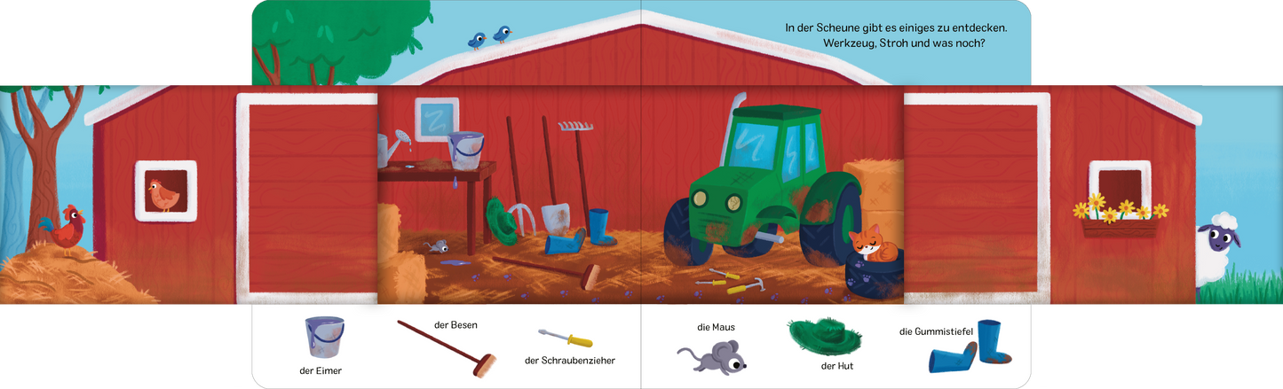 Gezeigt wird eine Innen- oder Zusatzansicht von „Schau rein! Was ist los auf dem Bauernhof?“. Die Illustration zeigt eine farbenfrohe Scheune mit roten Wänden und einem grünen Traktor im Zentrum. Umgeben von Heu und verschiedenen Werkzeuge wie Schaufeln und Eimern. Auf der linken Seite sind zwei Hoftiere sowie ein Fenster zu sehen, während auf der rechten Seite ein weiteres Fenster mit mehr Tieren abgebildet ist. Die Typografie ist groß und klar, ideal für Kinder.