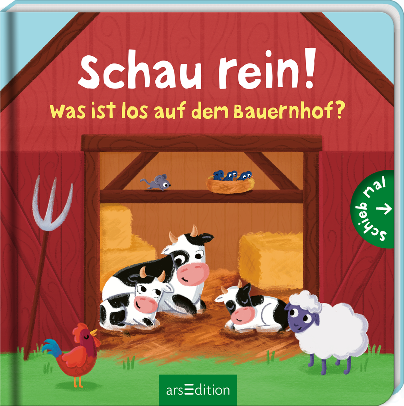 Das Buchcover zeigt eine freundliche, bunte Illustration des Innenraums eines Bauernhofs. In einer Scheune sind zwei schwarz-weiße Kühe, ein Schaf und ein Huhn zu sehen, die entspannt im Stroh stehen. Über der Eingangstür stehen in großen, weißen Buchstaben die Worte „Schau rein!“ und darunter „Was ist los auf dem Bauernhof?“. Um das Cover herum dominieren warmes Rot und Erdtöne, was eine einladende Atmosphäre schafft. Ganz unten mittig steht der Logoschriftzug von arsEdition.
