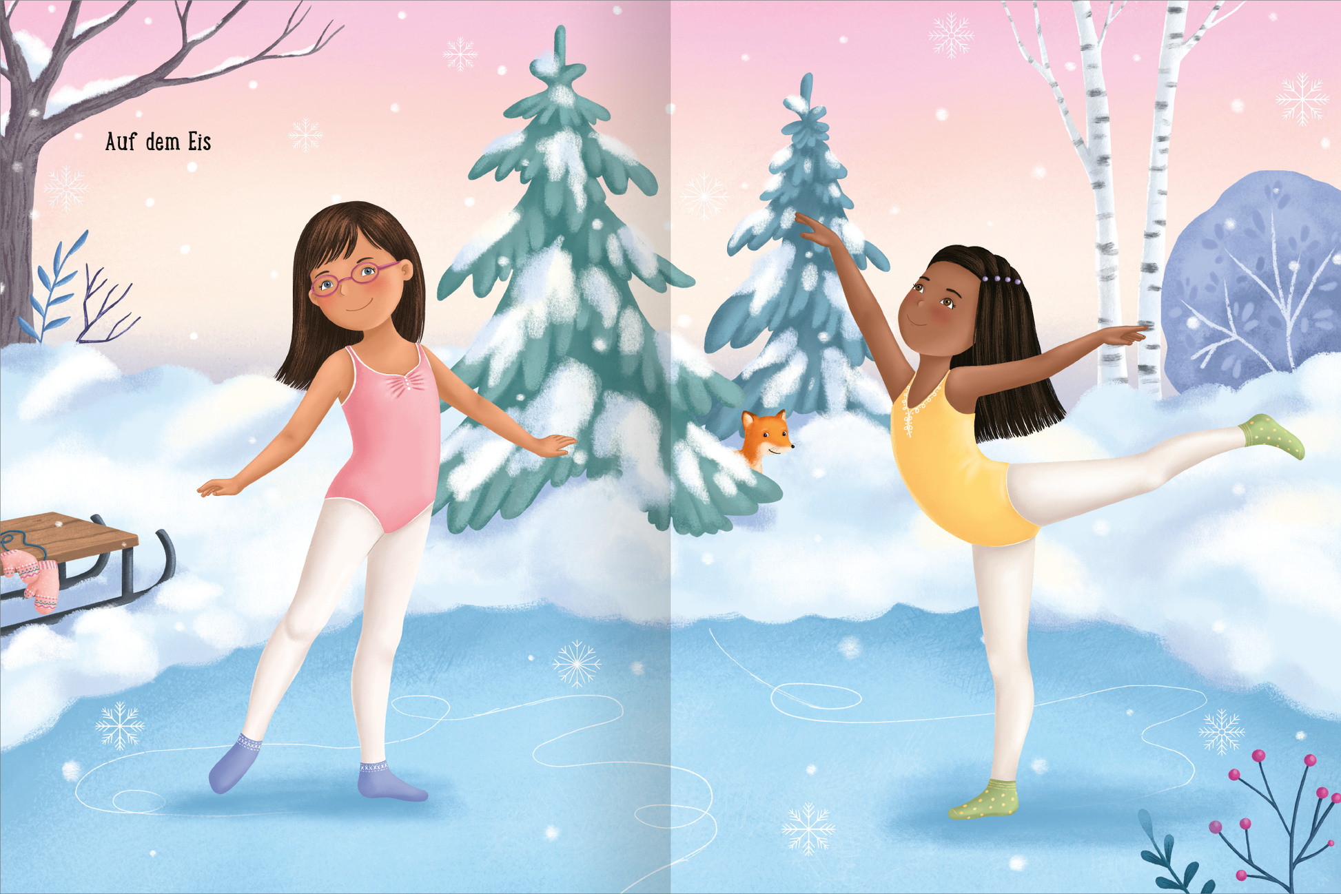 Gezeigt wird eine Innen- oder Zusatzansicht von „Erstes Stickern Anziehpuppen – Ballett“. Die Illustration zeigt zwei Tänzerinnen auf einer Eisfläche, umgeben von verschneiten Tannen und Birken. Die linke Tänzerin trägt einen rosa Ballettanzug, während die rechte in einem gelben Outfit zu sehen ist. Beide sind mit weißen Leggings und Tanzschuhen ausgestattet. Der Hintergrund ist in sanften Pastelltönen gehalten, mit einer winterlichen Stimmung, und kleine Schneeflocken sind im Bild...