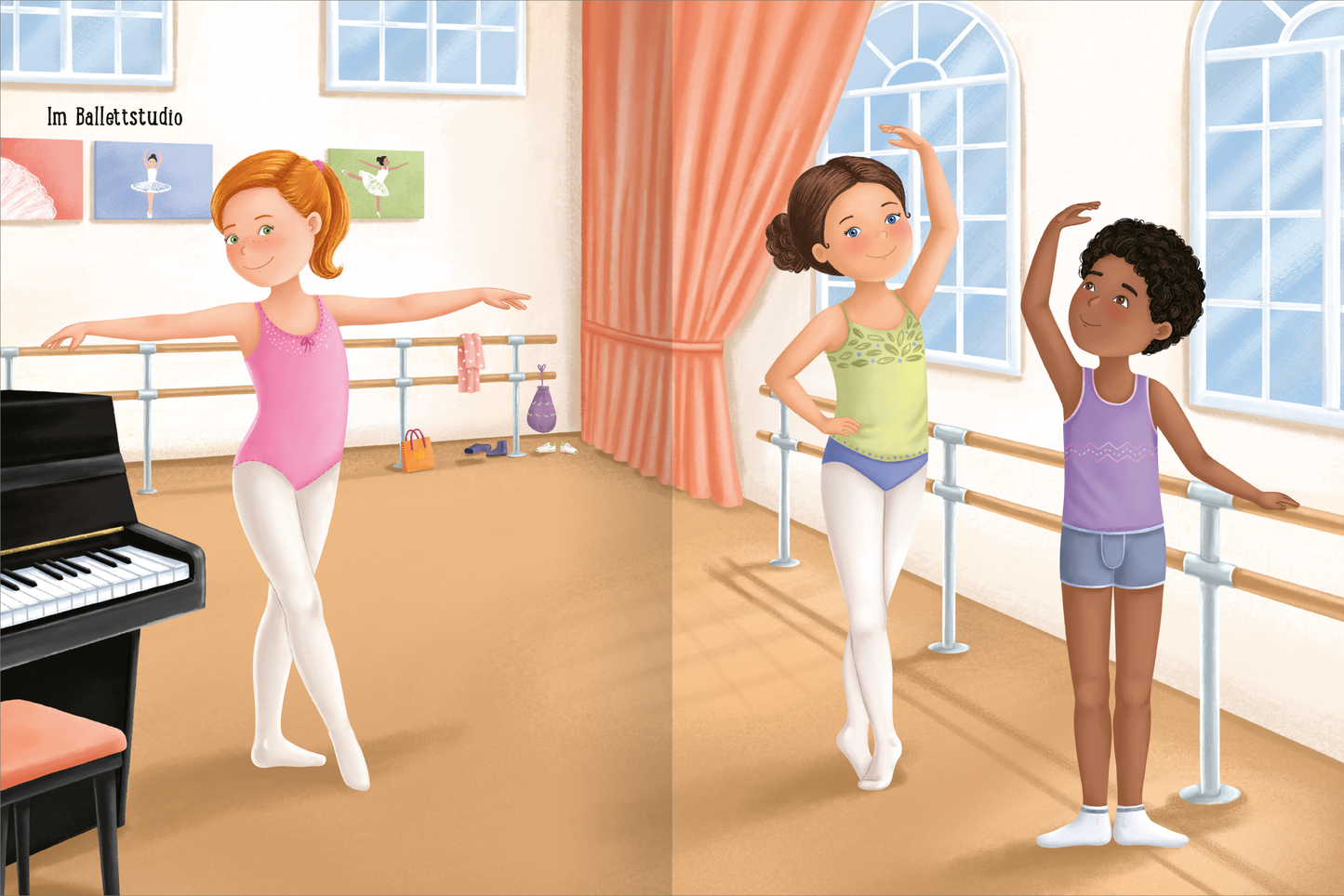 Gezeigt wird eine Innen- oder Zusatzansicht von „Erstes Stickern Anziehpuppen – Ballett“. Im Bild sind zwei ballerinaähnliche Figuren in einem hellen Ballettstudio zu sehen. Die linke Figur trägt ein rosa Top und weiße Strumpfhosen, während die rechte Figur in einem grünen Oberteil und hellblauen Shorts gekleidet ist. Der Hintergrund zeigt große Fenster, einen Klavier und an der Wand hängen Bilder von Balletttänzern. Das Bild ist freundlich gestaltet, mit sanften Farben und einer...