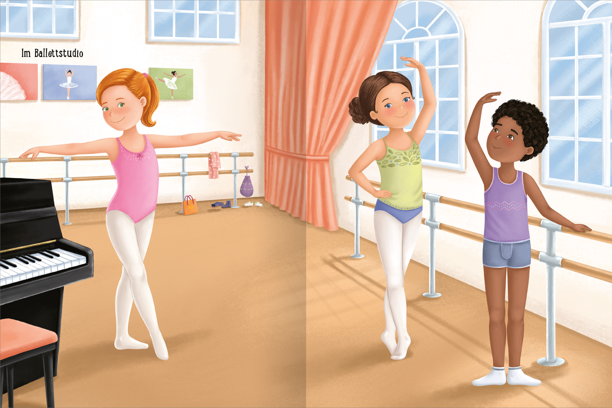 Gezeigt wird eine Innen- oder Zusatzansicht von „Erstes Stickern Anziehpuppen – Ballett“. Im Bild sind zwei ballerinaähnliche Figuren in einem hellen Ballettstudio zu sehen. Die linke Figur trägt ein rosa Top und weiße Strumpfhosen, während die rechte Figur in einem grünen Oberteil und hellblauen Shorts gekleidet ist. Der Hintergrund zeigt große Fenster, einen Klavier und an der Wand hängen Bilder von Balletttänzern. Das Bild ist freundlich gestaltet, mit sanften Farben und einer...