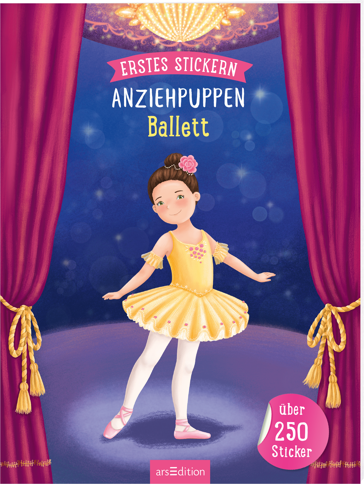 Auf dem Buchcover „Erstes Stickern Anziehpuppen Ballett“ ist ein fröhliches Mädchen in einem hellgelben Ballettkostüm mit Tüllrock abgebildet. Sie hat braune Haare, die zu einem Dutt frisiert sind, und trägt eine rosa Blume im Haar. Im Hintergrund sind samtrote Vorhänge und ein sanft leuchtender Kronleuchter zu sehen. Der Titel ist in verspielter Schrift in Pink gehalten und hebt sich vom tiefblauen Hintergrund ab. In der unteren rechten Ecke befindet sich ein Button mit dem Text...