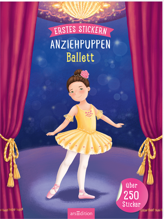 Auf dem Buchcover „Erstes Stickern Anziehpuppen Ballett“ ist ein fröhliches Mädchen in einem hellgelben Ballettkostüm mit Tüllrock abgebildet. Sie hat braune Haare, die zu einem Dutt frisiert sind, und trägt eine rosa Blume im Haar. Im Hintergrund sind samtrote Vorhänge und ein sanft leuchtender Kronleuchter zu sehen. Der Titel ist in verspielter Schrift in Pink gehalten und hebt sich vom tiefblauen Hintergrund ab. In der unteren rechten Ecke befindet sich ein Button mit dem Text...