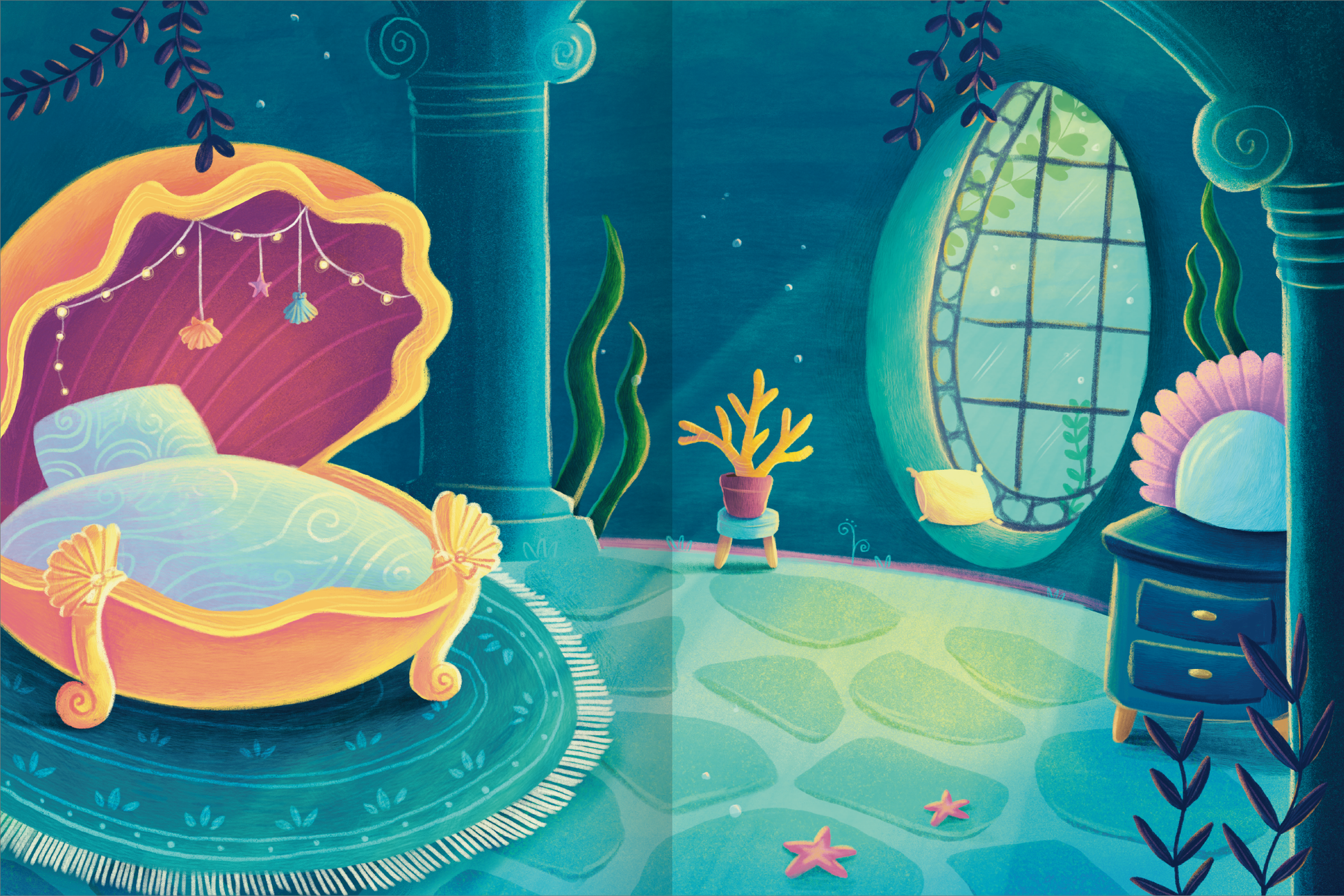 Gezeigt wird eine Innenansicht von „Erstes Stickern Metallic – Meerjungfrauen“. Der Raum ist in sanften Blau- und Türkistönen gestaltet, mit zwei Deckensäulen, einer riesigen Muschel für das Bett und einem runden Teppich. Eine großes, ovalförmiges Fenster zeigt außenliegende Pflanzen und das weite Meer. Auf einem kleinen Tisch stehen ein Topf mit Korallen und eine Muschel; am Boden sind einige Seesterne zu sehen. Die gesamte Atmosphäre ist märchenhaft und bezaubernd.