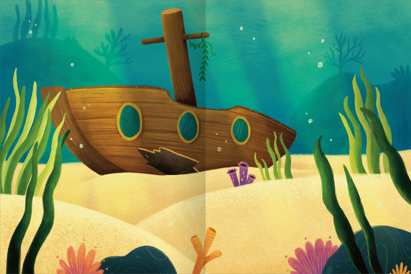 Gezeigt wird eine Innen- oder Zusatzansicht von „Erstes Stickern Metallic – Meerjungfrauen“. Die Illustration zeigt ein hölzernes Schiffswrack auf dem Meeresboden, umgeben von bunten Korallen und Pflanzen. Dominierende Farben sind sanfte Blau- und Grüntöne, die die Unterwasserwelt darstellen. Auffällig ist der hügelige Sandboden, auf dem das Wrack steht.