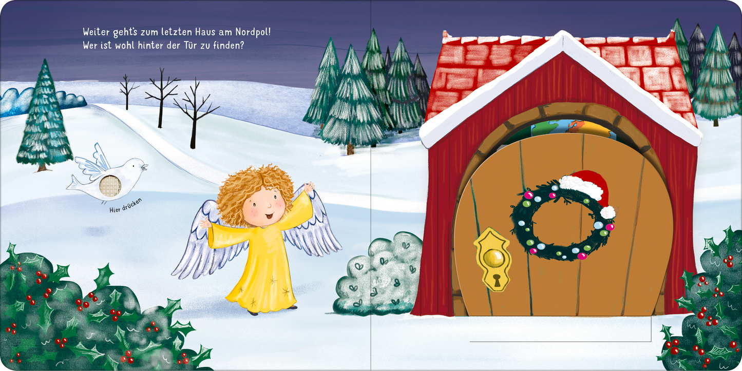 Gezeigt wird eine Innen- oder Zusatzansicht von „Klopf, klopf! Bald ist Weihnachten!“. Die Szene zeigt eine winterliche Landschaft mit schneebedeckten Bäumen und einem roten, holzverzierten Haus. Eine goldene Engel-Figur mit Flügeln und einem fröhlichen Gesicht steht vor der Tür. Die Tür ist mit einem bunten Weihnachtskranz geschmückt, während der Himmel in sanften Blautönen leuchtet. Auf der Seite befindet sich ein handschriftlicher Text in verspielter Schrift, der zum Abenteuer...