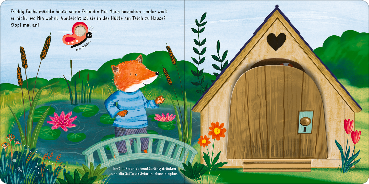 Gezeigt wird eine Innen- oder Zusatzansicht von „Klopf, klopf! Wohnt hier die kleine Maus?“. Die Illustration zeigt Freddy Fuchs in einem blauen Pullover, umgeben von bunten Blumen und grünen Pflanzen. Er steht vor einem gemütlichen, hölzernen Häuschen mit einem Herz im Giebel. Der Hintergrund ist hell und freundlich gestaltet, mit einer blauen Himmelfarbe und sanften Wolken. Die schnörkelige Schriftart ist gut lesbar und fügt sich harmonisch in das farbenprächtige Bild ein.