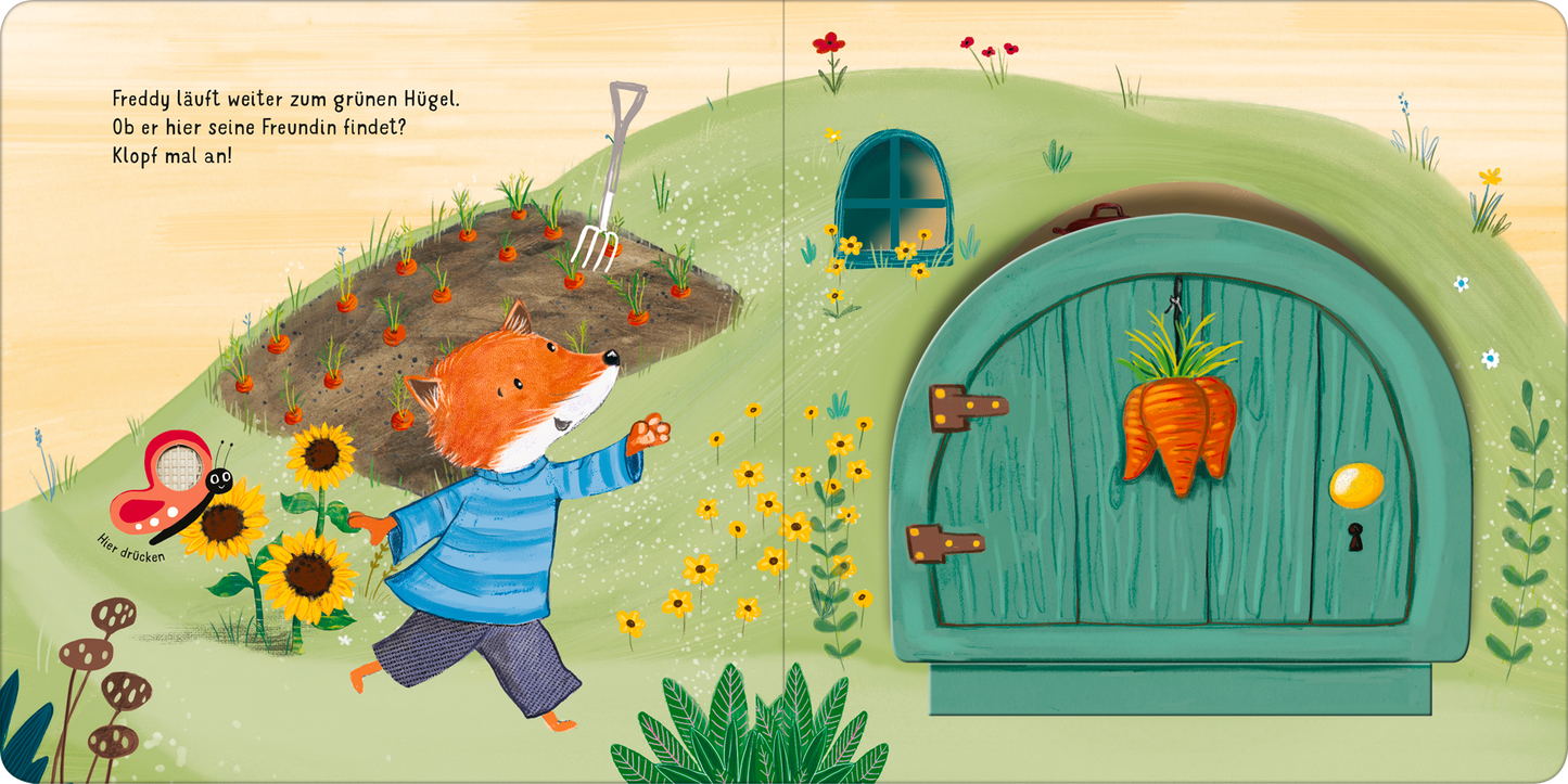 Gezeigt wird eine Innen- oder Zusatzansicht von „Klopf, klopf! Wohnt hier die kleine Maus?“. Die Illustration zeigt den Charakter Freddy, einen lustigen Fuchs, der fröhlich auf einem grünen Hügel läuft. Er trägt ein blau-weiß gestreiftes Shirt und eine blaue Hose. Im Hintergrund befinden sich Sonnenblumen und eine Gabel, die im Boden steckt. Zu sehen ist ein großer, grüner Rundbogen mit einer Karotte als Zierteil. Das Bild verwendet helle, freundliche Farben und eine verspielte,...