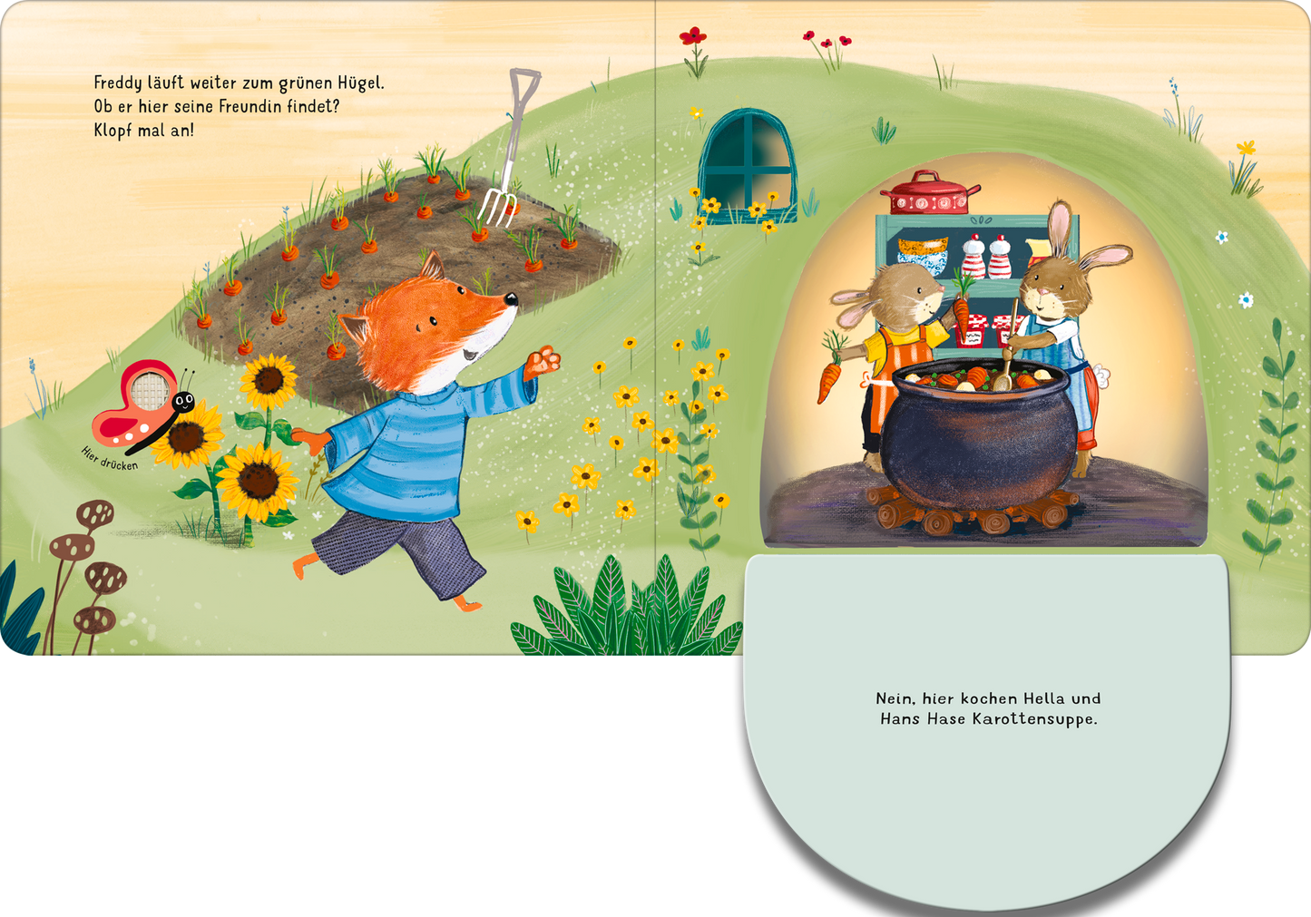 Gezeigt wird eine Innen- oder Zusatzansicht von „Klopf, klopf! Wohnt hier die kleine Maus?“. Die Illustration zeigt Freddy, einen orangefarbenen Fuchs, der auf einem grünen Hügel läuft. Im Hintergrund sind ein Garten mit Sonnenblumen und eine Gartenpflege dargestellt. Rechts sind zwei Figuren, Hella und Hans Hase, die in einem großen Kessel eine Karottensuppe zubereiten. Die Farben sind lebhaft und freundlich, hauptsächlich in Grüntönen, Gelb und Orange. Die Schrift ist klar und gut...