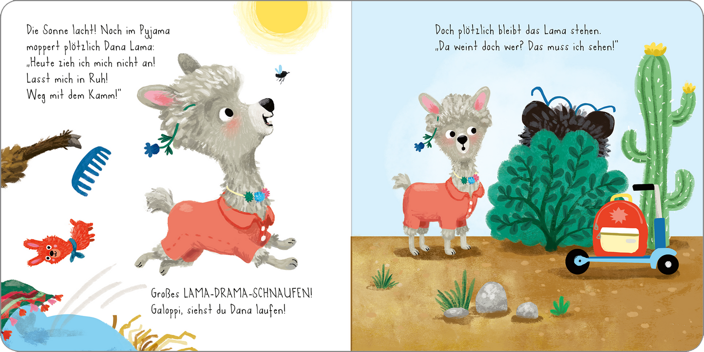Gezeigt wird eine Innen- oder Zusatzansicht von „Schon wieder Drama mit dem Lama!“. Die Illustration zeigt ein niedliches Lama in einem bunten Outfit, das mit einem aufgeregten Gesichtsausdruck in die Szene blickt. Auf der linken Seite ist der Text „Die Sonne lacht! Noch im Pyjama“ in verspielter Schrift zu lesen, während auf der rechten Seite das Lama vor einer Wüstenlandschaft steht, umgeben von einem Kaktus und einem Fahrzeug. Lebendige Farben wie Türkis, Orange und Gelb...