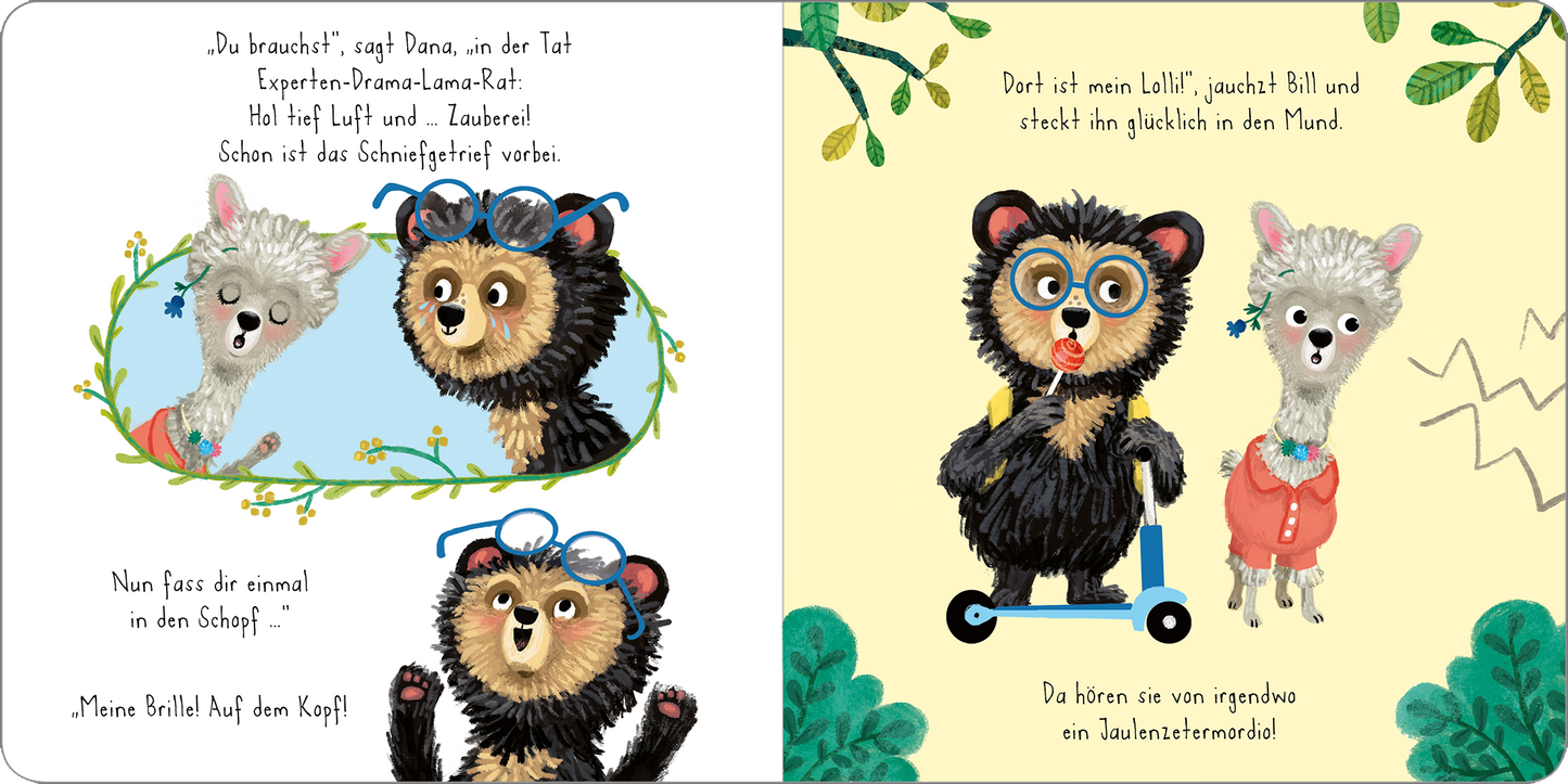 Gezeigt wird eine Innen- oder Zusatzansicht von „Schon wieder Drama mit dem Lama!“. Auf der linken Seite sind zwei lustige Charaktere abgebildet: Ein Bär mit einer großen Brille und einem frechen Gesichtsausdruck sowie ein Lama mit bunten Accessoires. Die Farben sind lebhaft, dominiert von sanften Pastelltönen und kräftigem Schwarz. Die Schrift ist verspielt und gut lesbar, ergänzt durch handgeschriebene Elemente. Rechts ist eine weitere Szenerie mit einem fröhlichen Bären und einem...