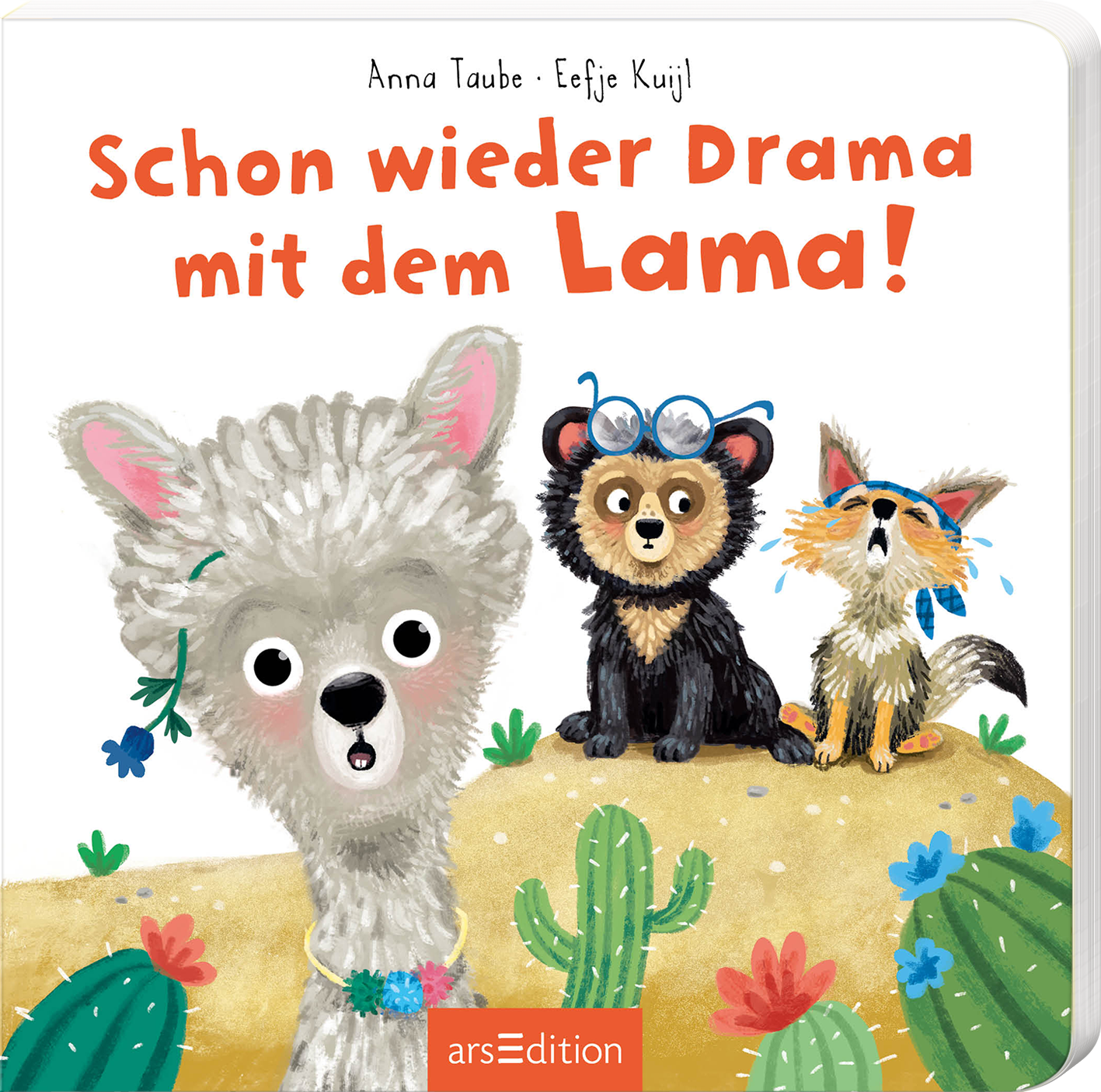 Das Cover zeigt ein helles, freundliches Szenario mit einem vereinsamten Lama in der Mitte, das überraschte Augen und einen bunten Schmuck trägt. Nebendran sitzen ein kleiner schwarzer Bär mit Brille und ein aufgeregter, fröhlicher Fuchs. Der Titel „Schon wieder Drama mit dem Lama!“ ist in lebhaften, orangefarbenen Buchstaben oben platziert. Die Illustration wirkt verspielt und einladend, mit bunten Kakteen im Hintergrund. Ganz unten mittig steht der Logoschriftzug von arsEdition.