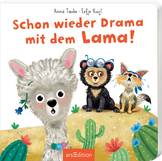 Das Cover zeigt ein helles, freundliches Szenario mit einem vereinsamten Lama in der Mitte, das überraschte Augen und einen bunten Schmuck trägt. Nebendran sitzen ein kleiner schwarzer Bär mit Brille und ein aufgeregter, fröhlicher Fuchs. Der Titel „Schon wieder Drama mit dem Lama!“ ist in lebhaften, orangefarbenen Buchstaben oben platziert. Die Illustration wirkt verspielt und einladend, mit bunten Kakteen im Hintergrund. Ganz unten mittig steht der Logoschriftzug von arsEdition.