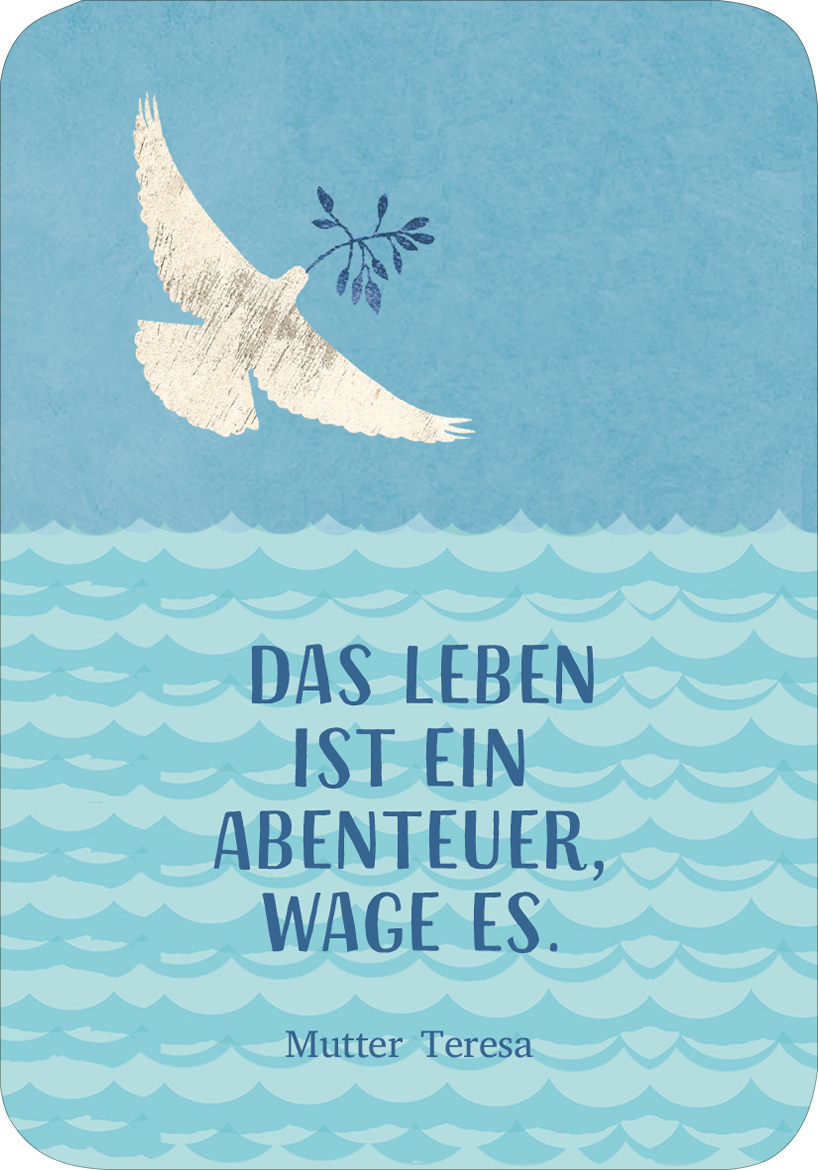 Gezeigt wird eine Innen- oder Zusatzansicht von „Segenswünsche für dich“. Die Darstellung zeigt eine sanfte blaue Farbfläche, die mit wellenartigen Mustern versehen ist. Auf der oberen Hälfte schwebt eine stilisierte weiße Taube mit einem Olivenzweig. Zentral steht der inspirierende Text „DAS LEBEN IST EIN ABENTEUER, WAAGE ES.“ in großer, dunkler Schrift. Darunter ist der Name „Mutter Teresa“ in einer kleineren Schriftgröße platziert.