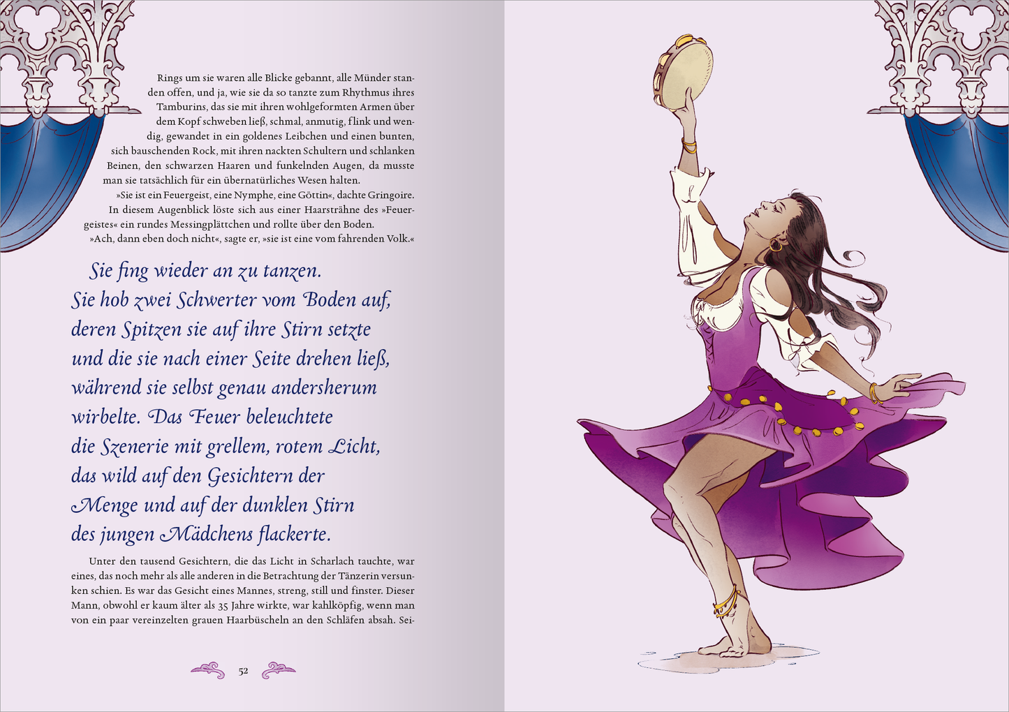 Gezeigt wird eine Innen- oder Zusatzansicht von „Biblioteca Obscura: Der Glöckner von Notre-Dame“. Die Illustration zeigt ein tanzendes Mädchen in einem lebhaften lila Kleid mit weiten Ärmeln, das einen Tamburin hält. Im Hintergrund sind elegante, geschwungene Linien und eine blaue Deckenverzierung zu sehen. Der Text ist in einer klaren, gut lesbaren Schrift mit einem warmen, einladenden Ton verfasst. Die Farbpalette kombiniert kräftige Rottöne mit sanften Pastellnuancen, die die...