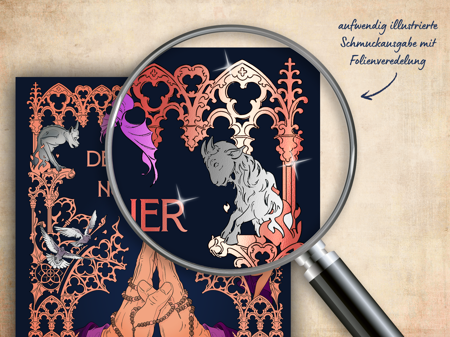 Gezeigt wird eine Innen- oder Zusatzansicht von „Biblioteca Obscura: Der Glöckner von Notre-Dame“. Die Illustration zeigt kunstvolle, gotische Verzierungen in warmen Farben, kombiniert mit metallic-schimmernden Elementen. Zentrale Motive sind wolkige Gestalten und ein eleganter, silberner Einhornkopf, der im Detail präsentiert wird. Die Typografie ist elegant und verspielt, in einem kräftigen Rot, das sich harmonisch in das Gesamtbild einfügt und den Titel hervorhebt.