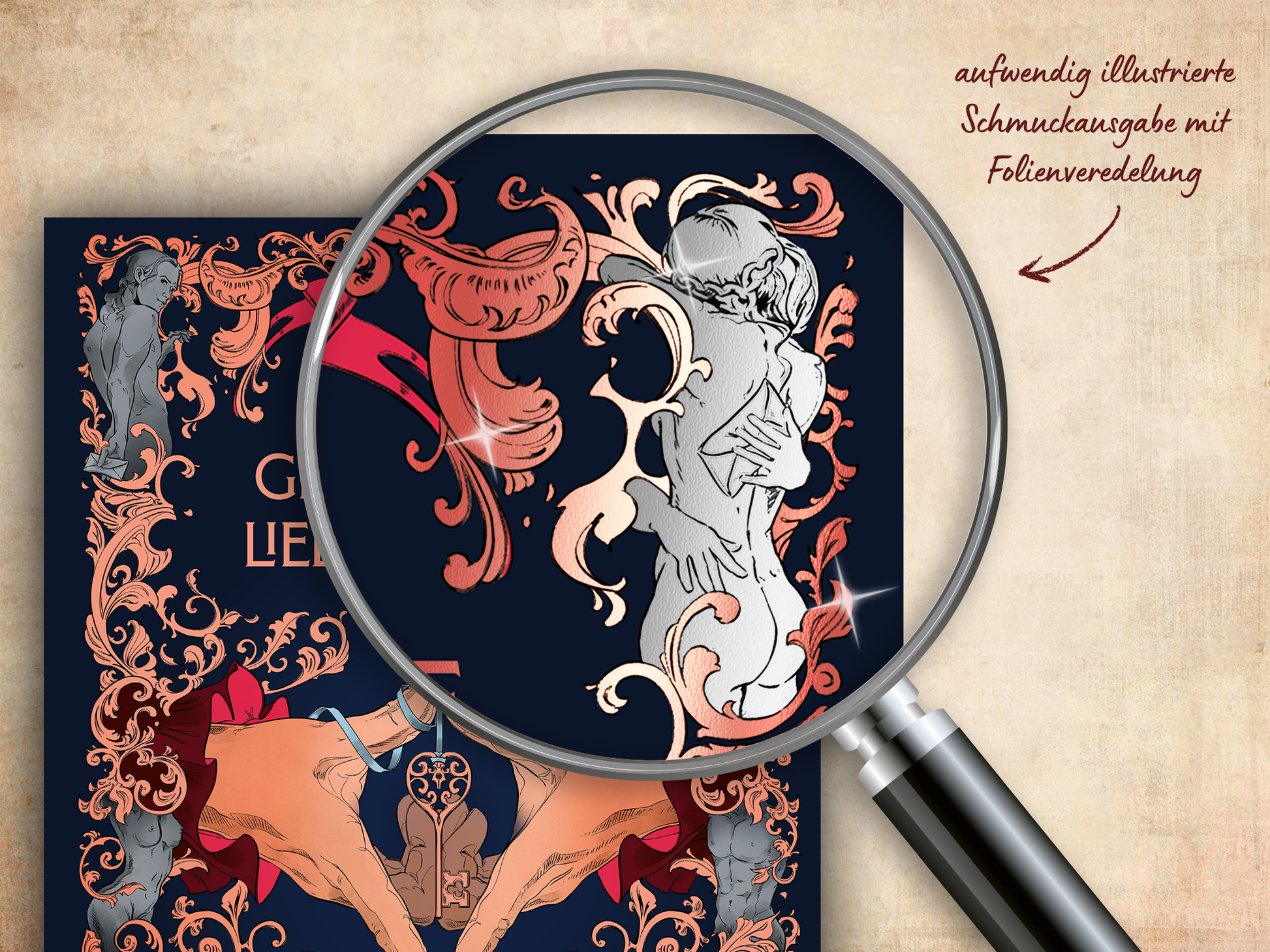 Gezeigt wird eine Innen- oder Zusatzansicht von „Biblioteca Obscura: Gefährliche Liebschaften“. Die Abbildung zeigt eine kunstvoll illustrierte Buchcover-Gestaltung mit überwiegend tiefblauem Hintergrund. Aufwendige florale Muster in Rot- und Beigetönen rahmen zentrale Illustrationen ein, die romantische und geheimnisvolle Szenen darstellen. Die Typografie ist elegant und verspielt, der Titel hervorgehoben. In einer vergrößernden Lupe wird die Detailvielfalt der Zeichnungen betont.