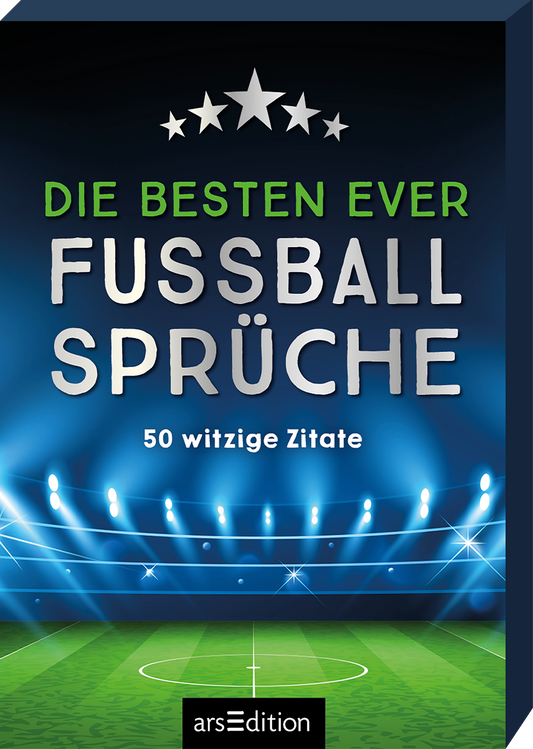 Das Buchcover zeigt einen dunklen Hintergrund mit einem Stadion, das von festlichen Lichtern erhellt wird. In der Mitte stehen die Worte: „DIE BESTEN EVER FUSSBALL SPRÜCHE“ in auffälliger, silberner Typografie. Der Titel wird von einem grünen Schriftzug hervorgehoben, während die Unterzeile „50 witzige Zitate“ in weißer Schrift darunter steht. Oberhalb des Titels sind fünf stilisierte Sterne angebracht. Ganz unten mittig steht der Logoschriftzug von arsEdition.