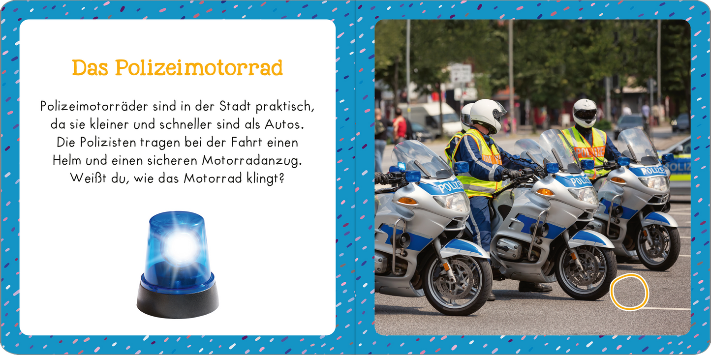 Gezeigt wird eine Innen- oder Zusatzansicht von „Soundbuch für Klitzekleine - Im Einsatz“. Auf der linken Seite befindet sich eine bildliche Darstellung eines Polizeimotorrads mit einer leuchtenden Einsatzleuchte in Blau. Daneben steht der Text „Das Polizeimotorrad“ in einer freundlichen, gut lesbaren Schriftart. Die Hintergrundfarbe ist hellblau mit bunten Punkten, was zur kinderfreundlichen Gestaltung beiträgt. Rechts ist ein Foto von zwei Polizisten auf Motorrädern, die...