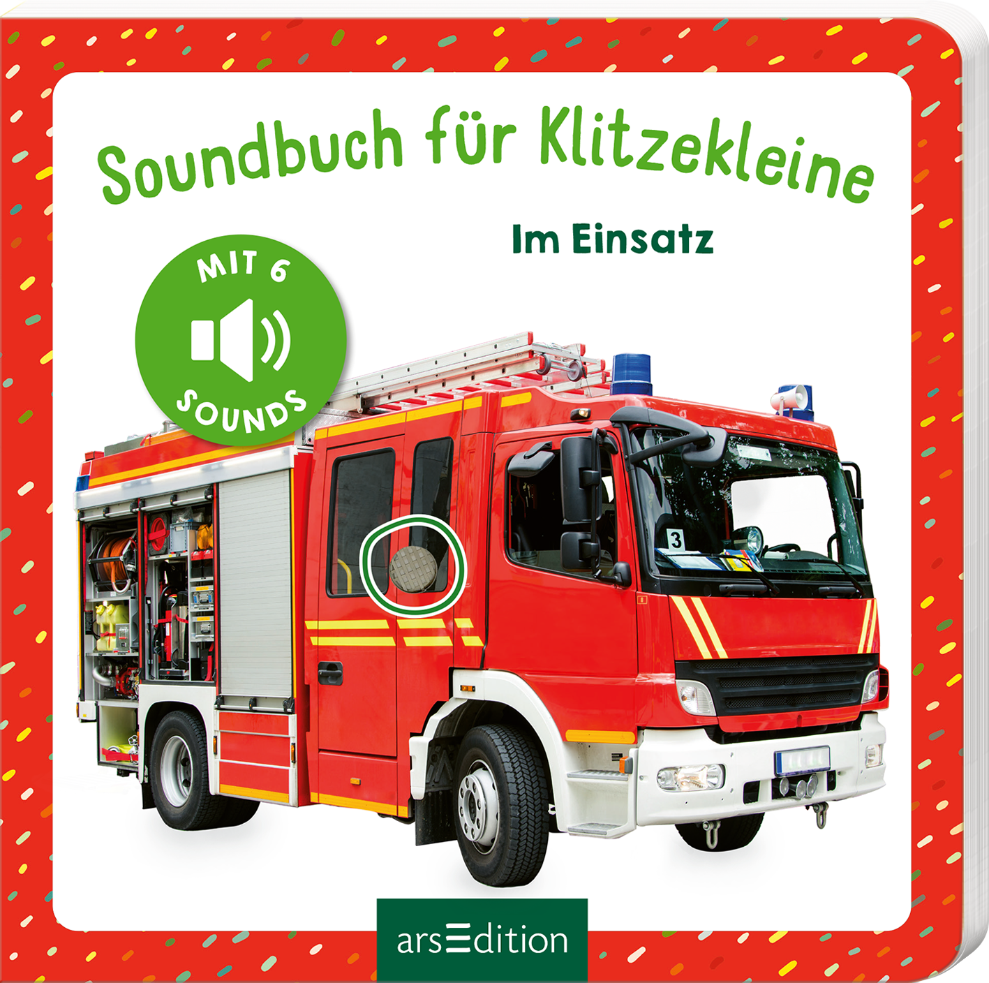 Das Buchcover zeigt ein rotes Feuerwehrfahrzeug auf einem hellen Hintergrund. Oben in geschwungener Schrift steht „Soundbuch für Klitzekleine“ in grüner Farbe, darunter „Im Einsatz“ in etwas kleinerer Schrift. Links oben befindet sich ein grüner Button mit weißem Lautsprechersymbol und der Aufschrift „Mit 6 Sounds“. Die Atmosphäre ist lebhaft und kindgerecht. Ganz unten mittig steht der Logoschriftzug von arsEdition.