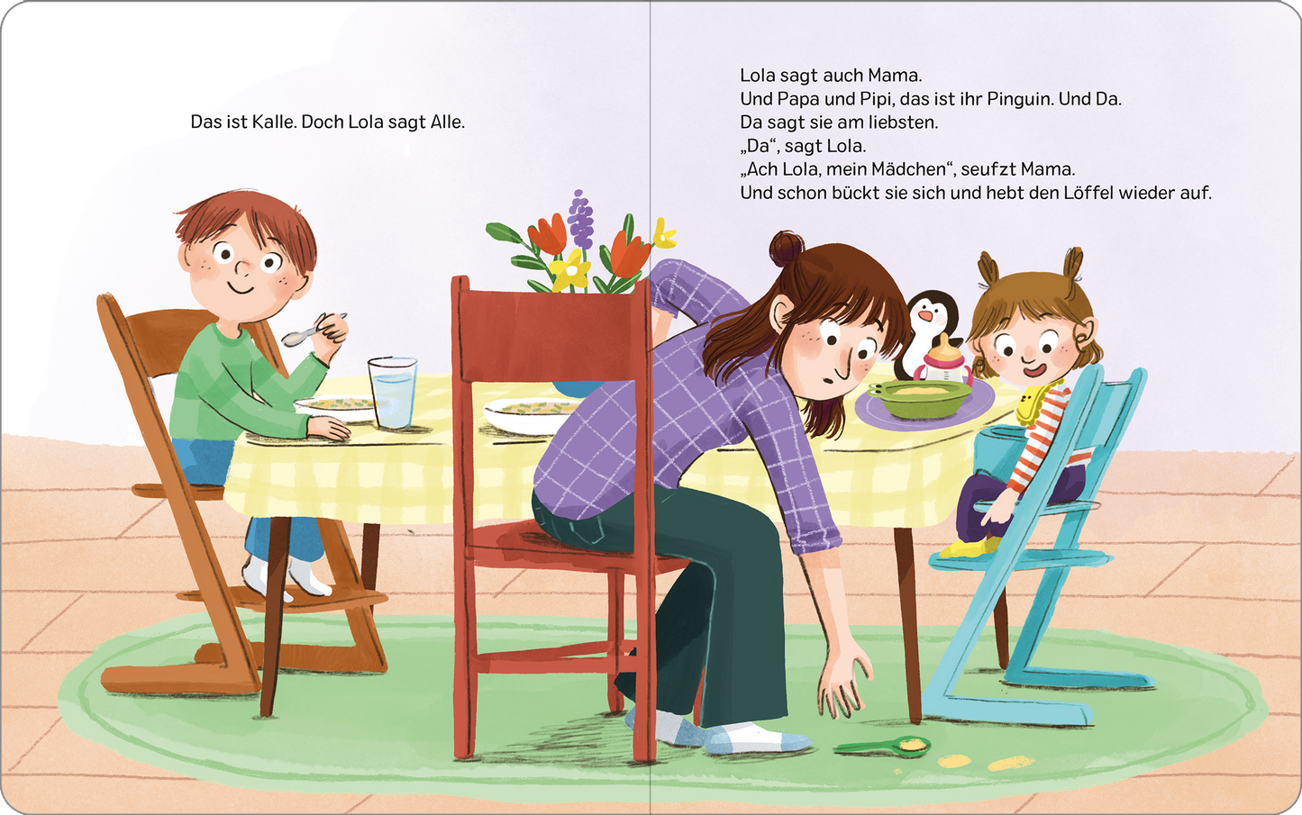 Gezeigt wird eine Innen- oder Zusatzansicht von „Kalle und Lola: Lola kann schon werfen“. Die Szene zeigt einen Essplatz mit zwei Kindern und einer Mutter. Kalle sitzt an einem Tisch, der mit einem Glas Wasser und einem Teller gedeckt ist, während er hin schaut. Lola, mit einem bunten Kleid, sitzt auf einem Stuhl und lächelt. Die Mutter beugt sich zu ihr hinunter. Die Illustrationen sind in warmen Farben gehalten, mit lebendigen Blumen und einem freundlichen, einladenden Umfeld. Die...