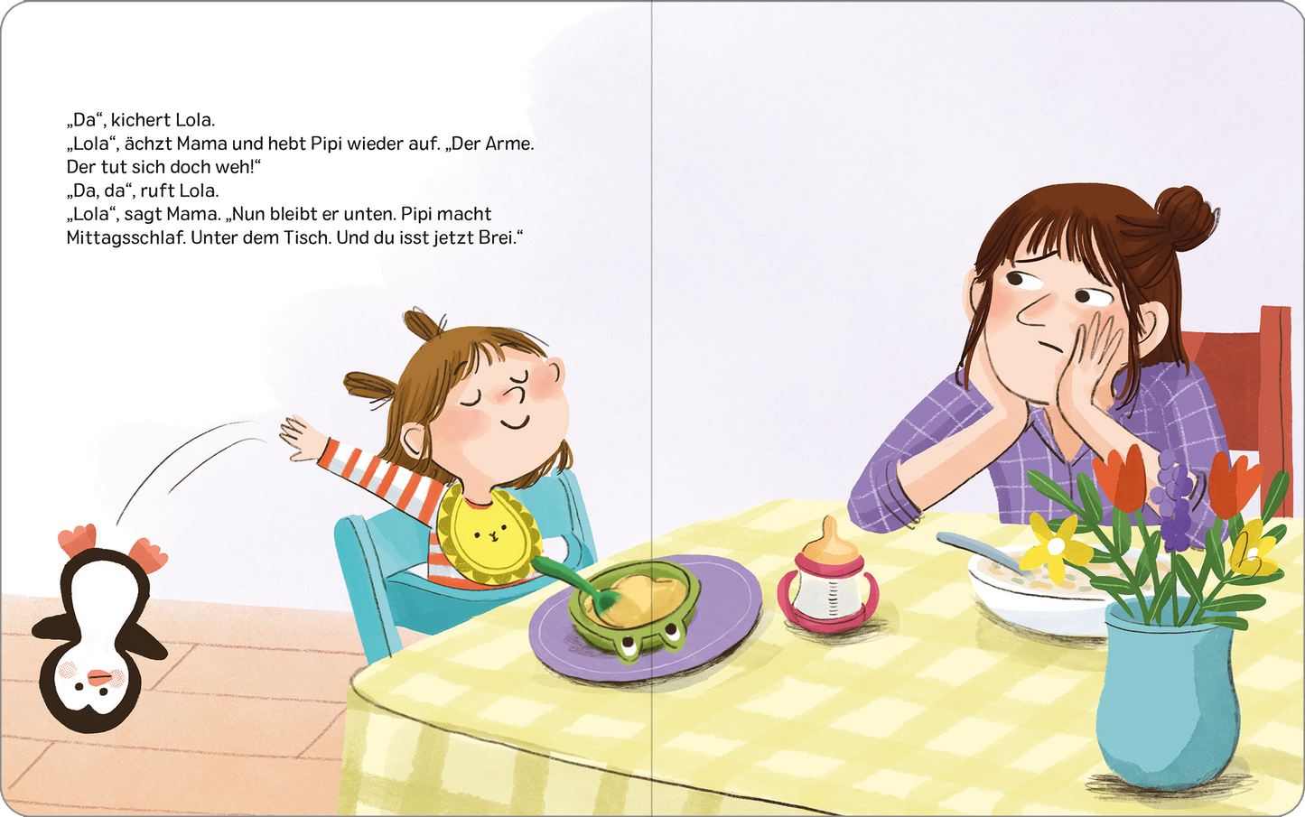 Gezeigt wird eine Innen- oder Zusatzansicht von „Kalle und Lola: Lola kann schon werfen“. Im Bild sind eine fröhliche kleine Mädchenfigur namens Lola und eine nachdenkliche Frau zu sehen, die vermutlich ihre Mutter ist. Lola sitzt an einem hellen Tisch und schaut lachend auf einen kleinen Pinguin. Die dominierenden Farben sind Blau, Gelb und sanfte Pastelltöne, die eine freundliche Atmosphäre schaffen. Die Schrift ist klar und gut lesbar, was die Inhalte unterstützt.