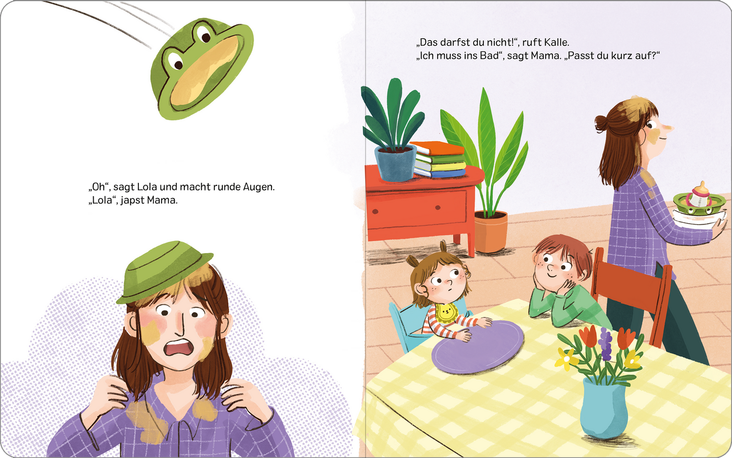 Gezeigt wird eine Innen- oder Zusatzansicht von „Kalle und Lola: Lola kann schon werfen“. Die Illustration zeigt ein helles Zimmer mit einer roten Kommode und einem gelben Tisch, umgeben von grünen Pflanzen. Kalle hat einen überraschten Gesichtsausdruck und trägt ein lila Gestreiftes Shirt. Lola, mit einer grünen Mütze, zeigt Verwunderung. Die Figuren sind in warmen Farben gehalten, während der Hintergrund in sanften Pastelltönen erscheint. Die einfache, kindgerechte Typografie ist...