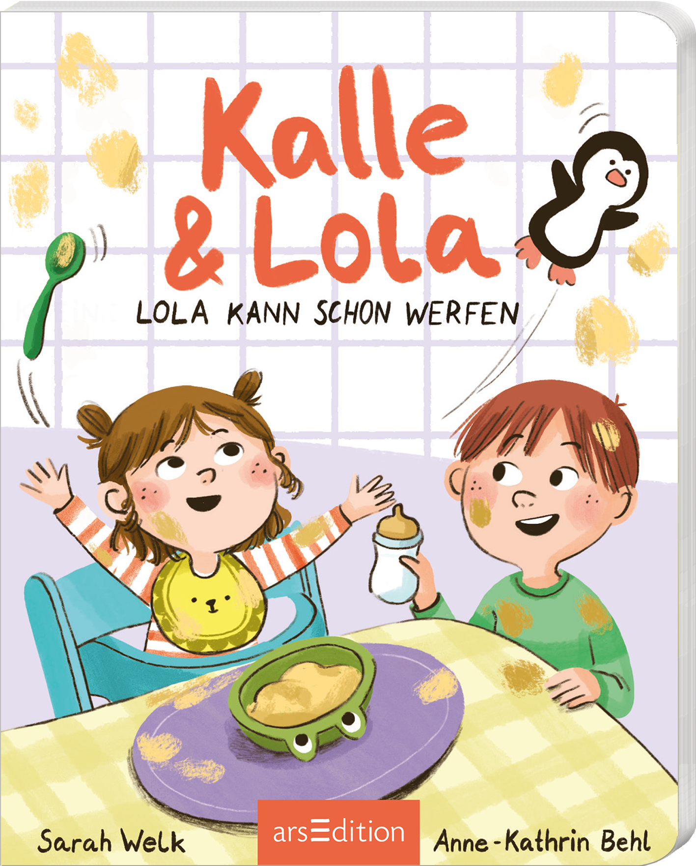 Auf dem Buchcover sind zwei fröhliche Kinder abgebildet, die in einem hellen Raum an einem Tisch sitzen. Kalle, ein Junge mit rotbraunem Haar, trägt ein grünes Shirt, während Lola mit einem braunen Zopf in einem gelben Oberteil lächelt. Über ihnen steht in großen roten Buchstaben der Titel „Kalle & Lola“. Darunter ist in kleinerer Schrift „Lola kann schon werfen“ geschrieben. Ein lustiger Pinguin erscheint auf der rechten Seite. Ganz unten mittig steht der Logoschriftzug von...