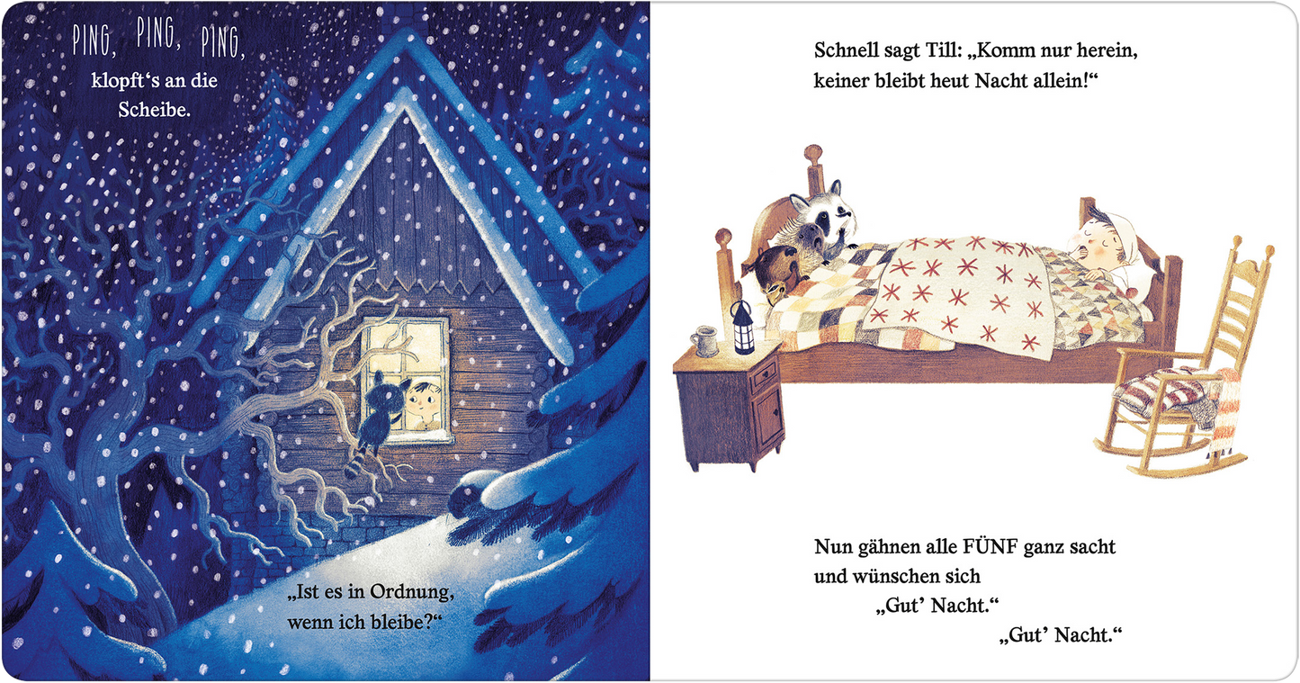 Gezeigt wird eine Innen- oder Zusatzansicht von „Klopf! Klopf! Komm herein, keiner bleibt heut Nacht allein!“. Auf der linken Seite sieht man eine winterliche Szene mit einem gemütlichen Holzhaus, umgeben von schneebedeckten Bäumen. Durch das Fenster blickt ein Tier, das an die Scheibe klopft. Die rechte Seite zeigt ein Schlafzimmer mit einem Bett, in dem ein Kind und ein Hund unter einer farbenfrohen Decke schlafen, während eine Stehlampe und ein Schaukelstuhl den Raum ergänzen. Die...