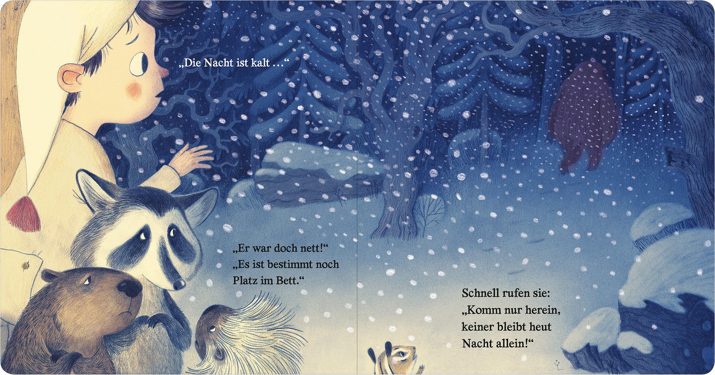 Gezeigt wird eine Innen- oder Zusatzansicht von „Klopf! Klopf! Komm herein, keiner bleibt heut Nacht allein!“. Die Szene zeigt ein kindliches Gesicht, das neugierig in eine schneebedeckte Landschaft blickt. Ein Raccoon und weitere Tierfreunde sind sichtbar. Die Farben sind sanft und überwiegend in Blau- und Weißtönen gehalten, was die kalte Nacht symbolisiert. Die Typografie ist verspielt und kindgerecht, mit Textfragmenten auf der linken Seite, die die gewisse Atmosphäre der Geschichte...