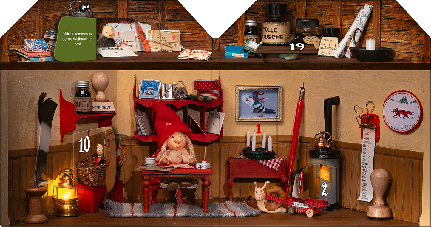 Gezeigt wird eine Innenansicht von „Advent im Wichtelhaus“. Der Raum ist in warmen Erdtönen gestaltet und enthält eine gemütliche Einrichtung. Im Vordergrund sitzt ein Wichtel an einem runden Tisch, umgeben von einer roten Tischdecke und verschiedenen Dekorationen. Auf Regalen stehen Bücher und Kerzen, während eine kleine Figur und eine Katze im Raum platziert sind. Eine kleine Laterne sorgt für eine stimmungsvolle Beleuchtung. Gesellschaftliche und festliche Elemente prägen die...