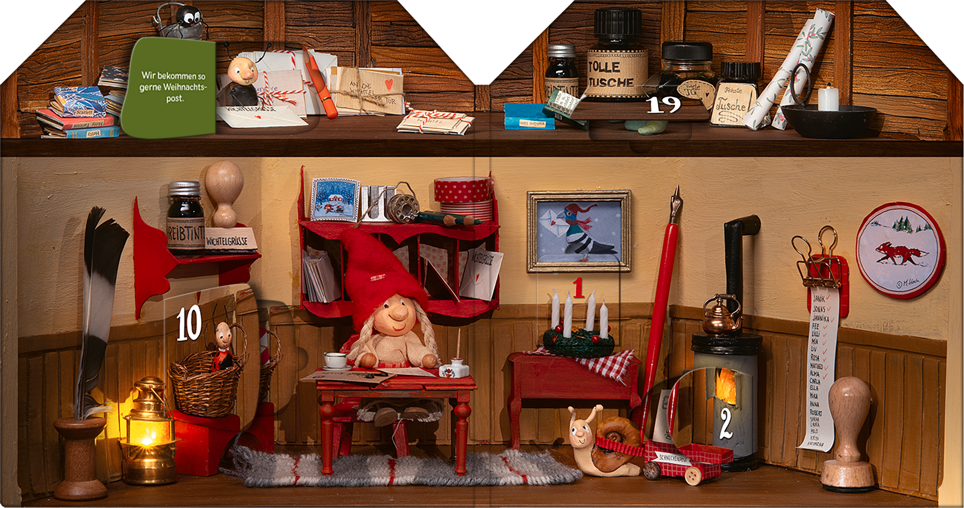 Gezeigt wird eine Innenansicht von „Advent im Wichtelhaus“. Der Raum ist in warmen Erdtönen gestaltet und enthält eine gemütliche Einrichtung. Im Vordergrund sitzt ein Wichtel an einem runden Tisch, umgeben von einer roten Tischdecke und verschiedenen Dekorationen. Auf Regalen stehen Bücher und Kerzen, während eine kleine Figur und eine Katze im Raum platziert sind. Eine kleine Laterne sorgt für eine stimmungsvolle Beleuchtung. Gesellschaftliche und festliche Elemente prägen die...