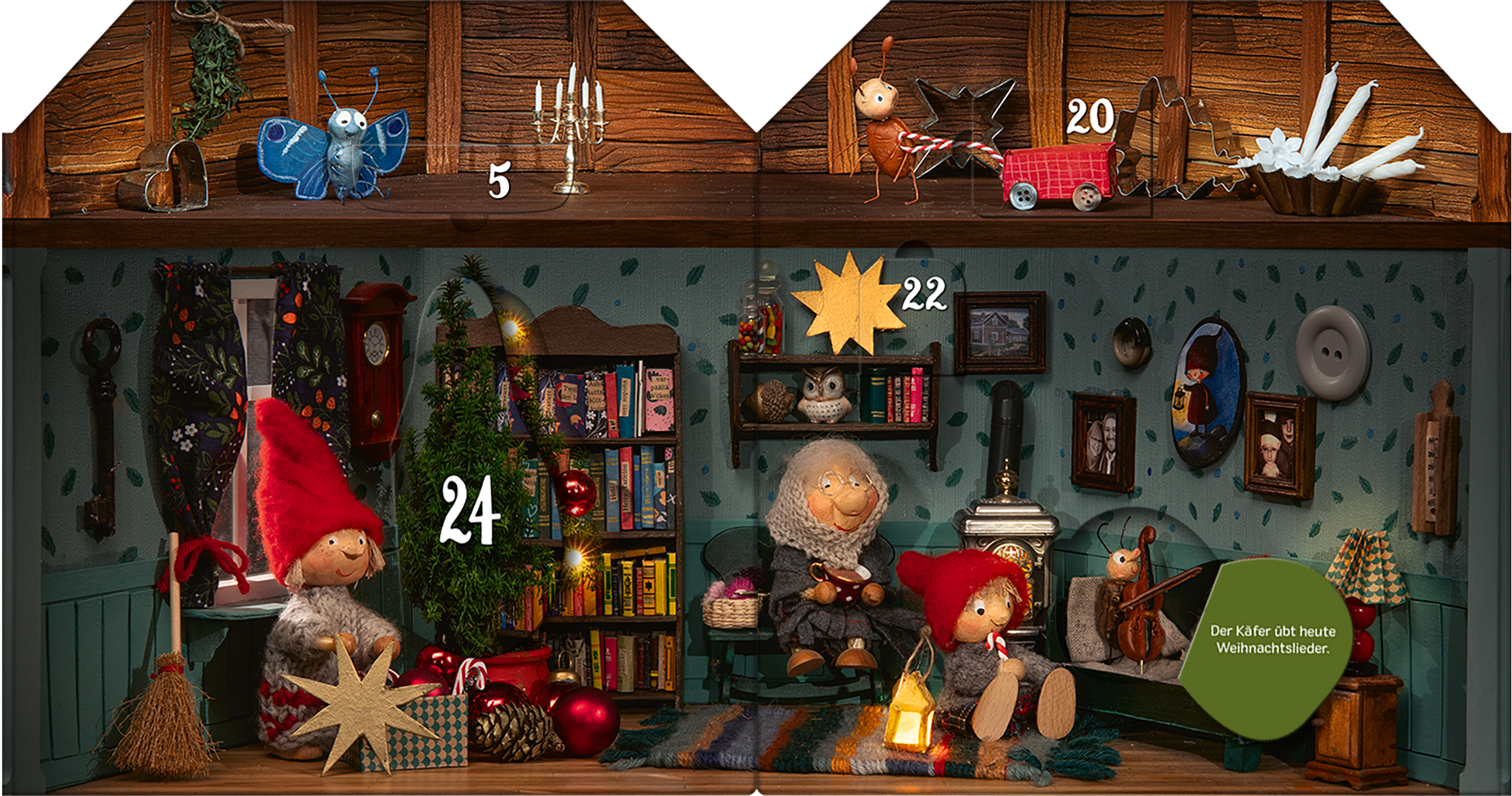 Gezeigt wird eine Innenansicht von „Advent im Wichtelhaus“. Die Szene zeigt ein behagliches Wichtelhaus mit warmen Holztönen, einer festlichen Dekoration und gemütlicher Beleuchtung. Links steht ein geschmückter Weihnachtsbaum und rechteckige Regale mit bunten Büchern. Zwei Wichtelfiguren, eine mit rotem Hut und eine mit grauem Haar, sitzen auf einer Couch. An der Wand hängen Bilder und weitere weihnachtliche Gegenstände, während ein Stern und eine kleine Laterne die Atmosphäre...