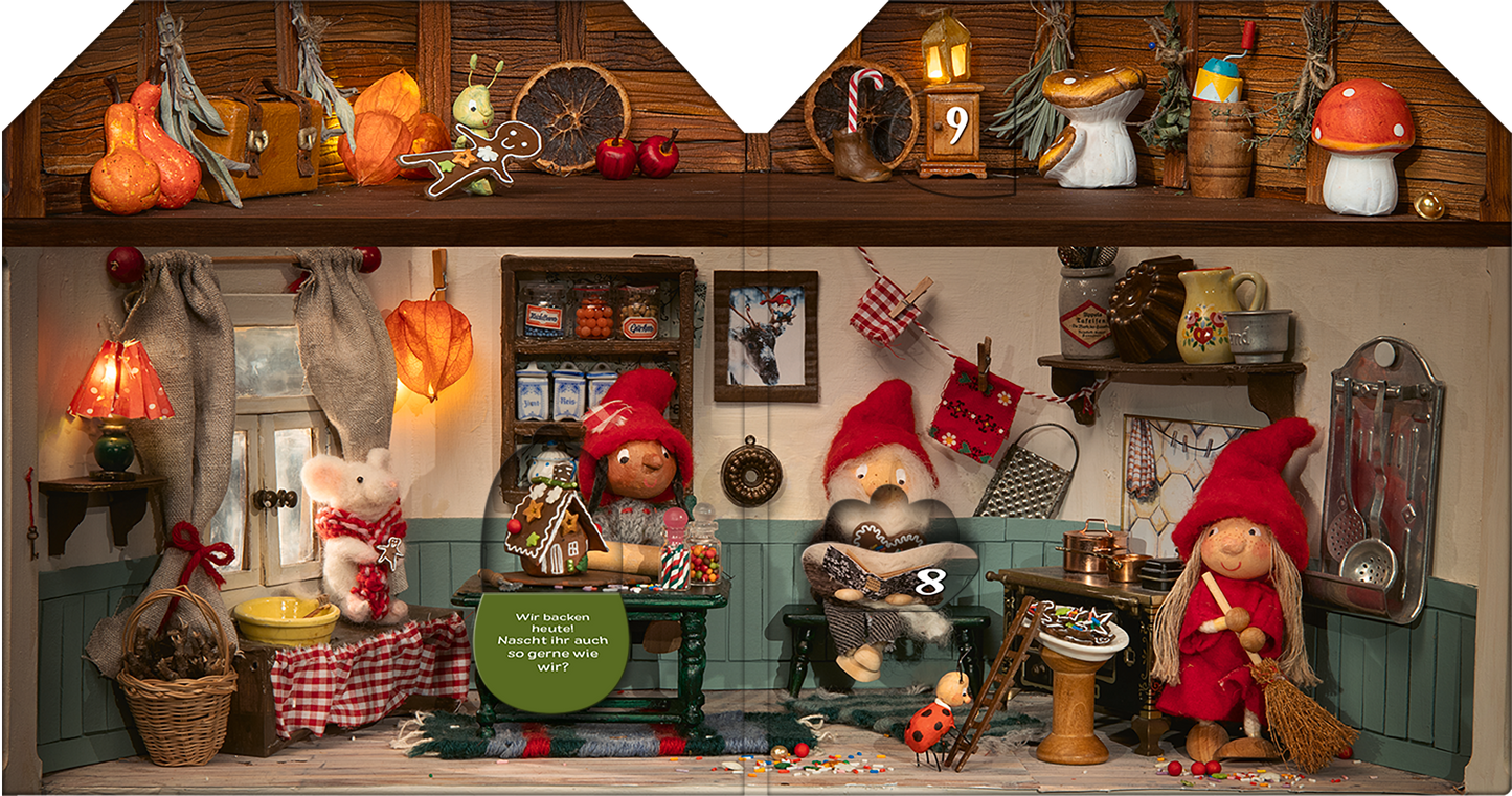 Gezeigt wird eine Innen- oder Zusatzansicht von „Advent im Wichtelhaus“. Die Szene zeigt eine weihnachtlich dekorierte Wichtelhütte mit verschiedenen Figuren in roten Mützen. Auf dem Tisch stehen bunte Bastelmaterialien und ein zubereiteter Plätzchenteller. An den Wänden hängen Lichter und Küchengeräte in warmen Erdtönen. Die Typografie der sichtbaren Texte ist verspielt und gut lesbar, unterstrichen durch einige traditionell weihnachtliche Elemente wie Lebkuchen und Dekorationen.