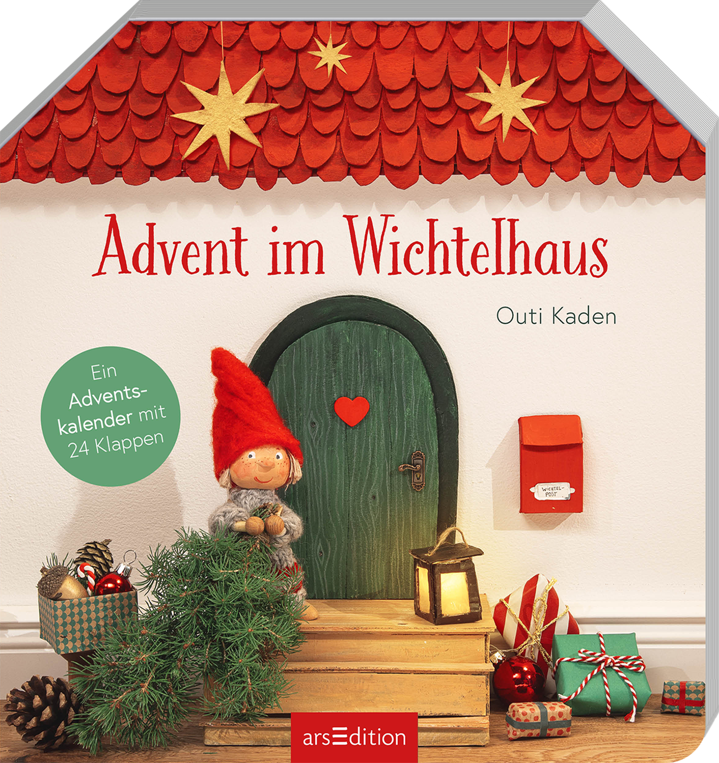 Das Buchcover zeigt ein charmantes Wichtelhaus mit einem grün gestrichenen, herzförmigen Türknauf und einer roten Tür. Der Wichtel mit rotem Hut und blonden Haaren steht davor, umgeben von weihnachtlichen Geschenken und einer kleinen Tanne. Die helle Farbgebung wird durch festliche rote Sterne und den Titel „Advent im Wichtelhaus“ in geschwungener roter Schrift ergänzt. Ein grüner Button verkündet: „Ein Adventskalender mit 24 Klappen“. Ganz unten mittig steht der Logoschriftzug...