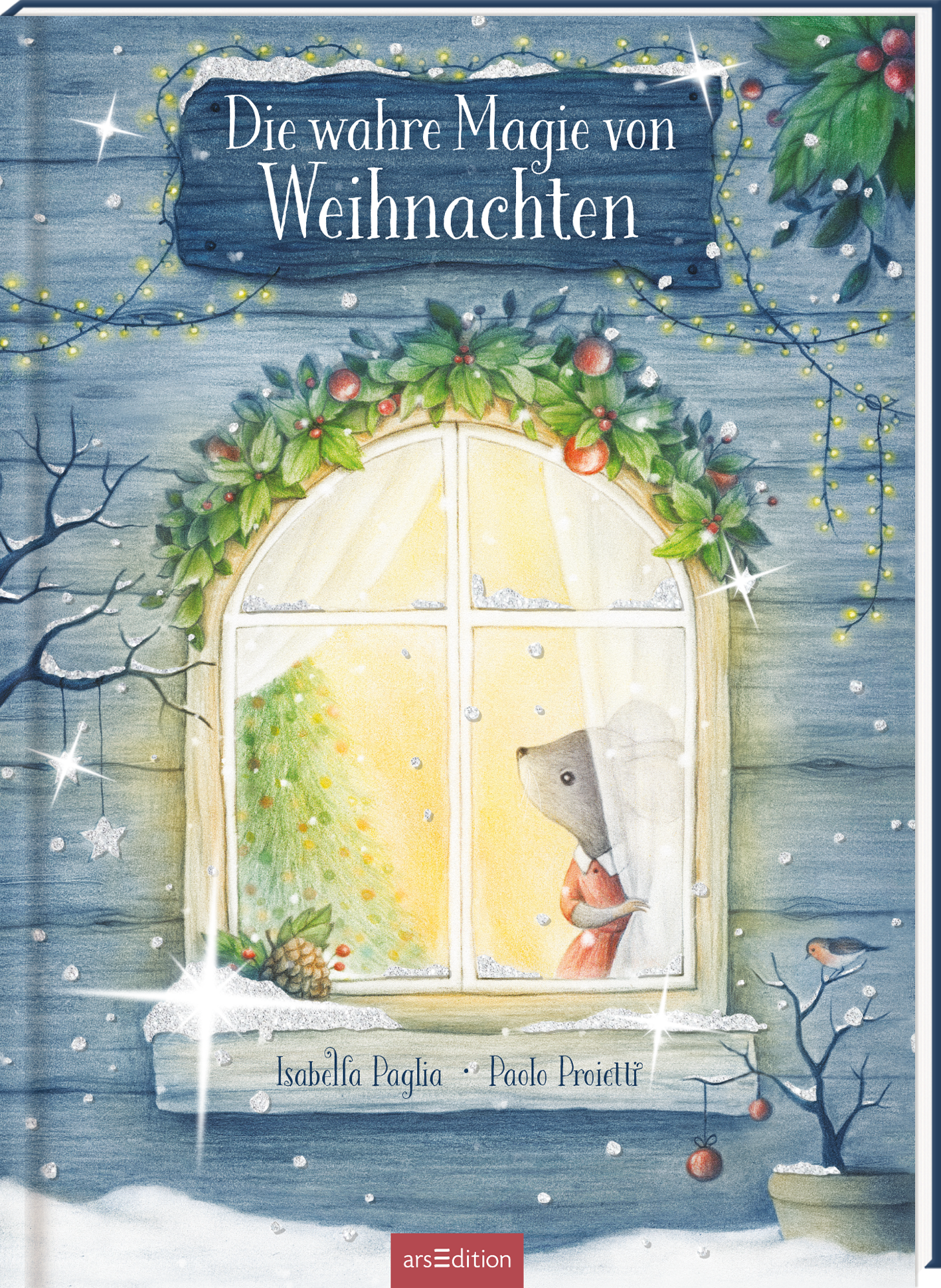 Auf dem Cover „Die wahre Magie von Weihnachten' sind lebendige, sanfte Farben zu sehen. Eine kleine Maus schaut durch ein mit Schneeflocken geschmücktes Fenster, das von grünen Tannenzweigen umrahmt ist. Im Hintergrund leuchtet ein Weihnachtsbaum. Oben stehen in geschwungener Schrift die Worte „Die wahre Magie von Weihnachten“. Die Urheber Isabella Paglia und Paolo Proietti sind am unteren Rand vermerkt. Ganz unten mittig steht der Logoschriftzug von arsEdition.
