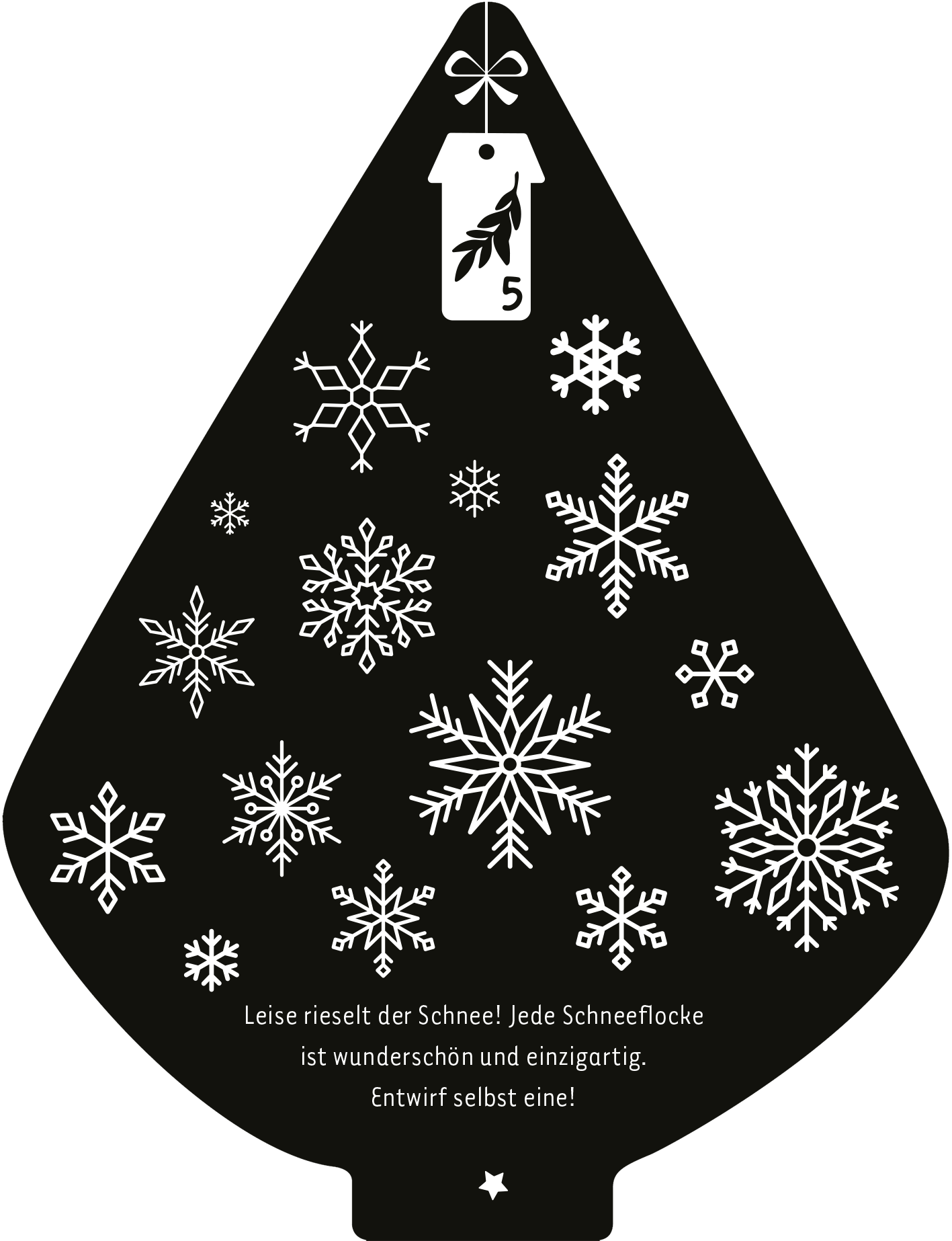 Gezeigt wird eine Innen- oder Zusatzansicht von „Mein Kritzkratz-Adventskalender“. Die Ansicht zeigt einen schwarzgrundigen Weihnachtsbaum, geschmückt mit verschiedenen weißen Schneeflockenmuster, die in unterschiedlichen Größen angeordnet sind. Oben hängt ein Etikett mit einer Geschenkband-Schleife, auf dem die Zahl „5“ steht. Unter den Schneeflocken ist der Spruch „Leise rieselt der Schnee! Jede Schneeflocke ist wunderschön und einzigartig. Entwirf selbst eine!“ in...
